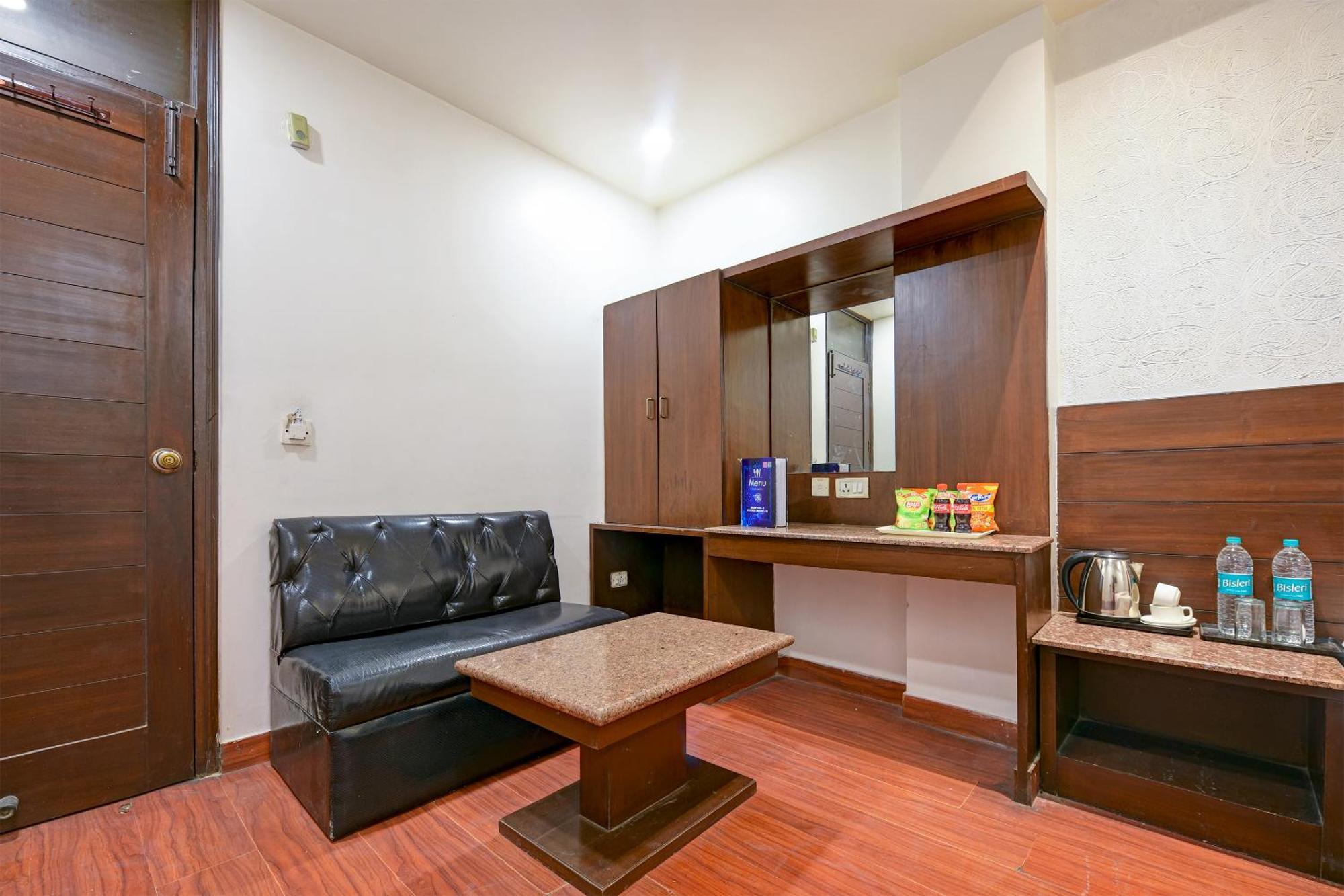 Hotel The Raj At Railway Station