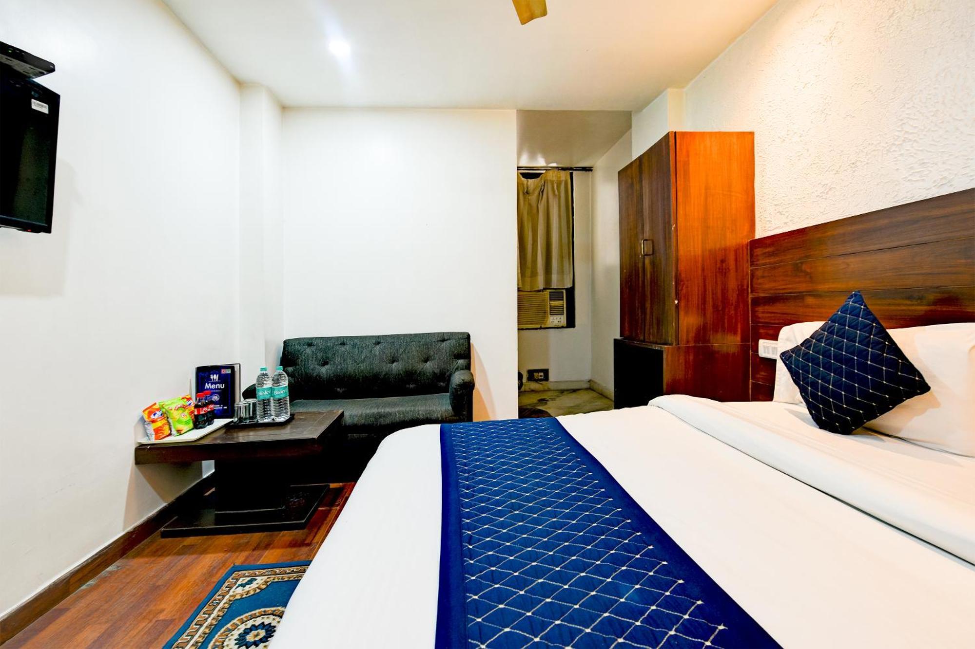 Hotel The Raj At Railway Station 3*