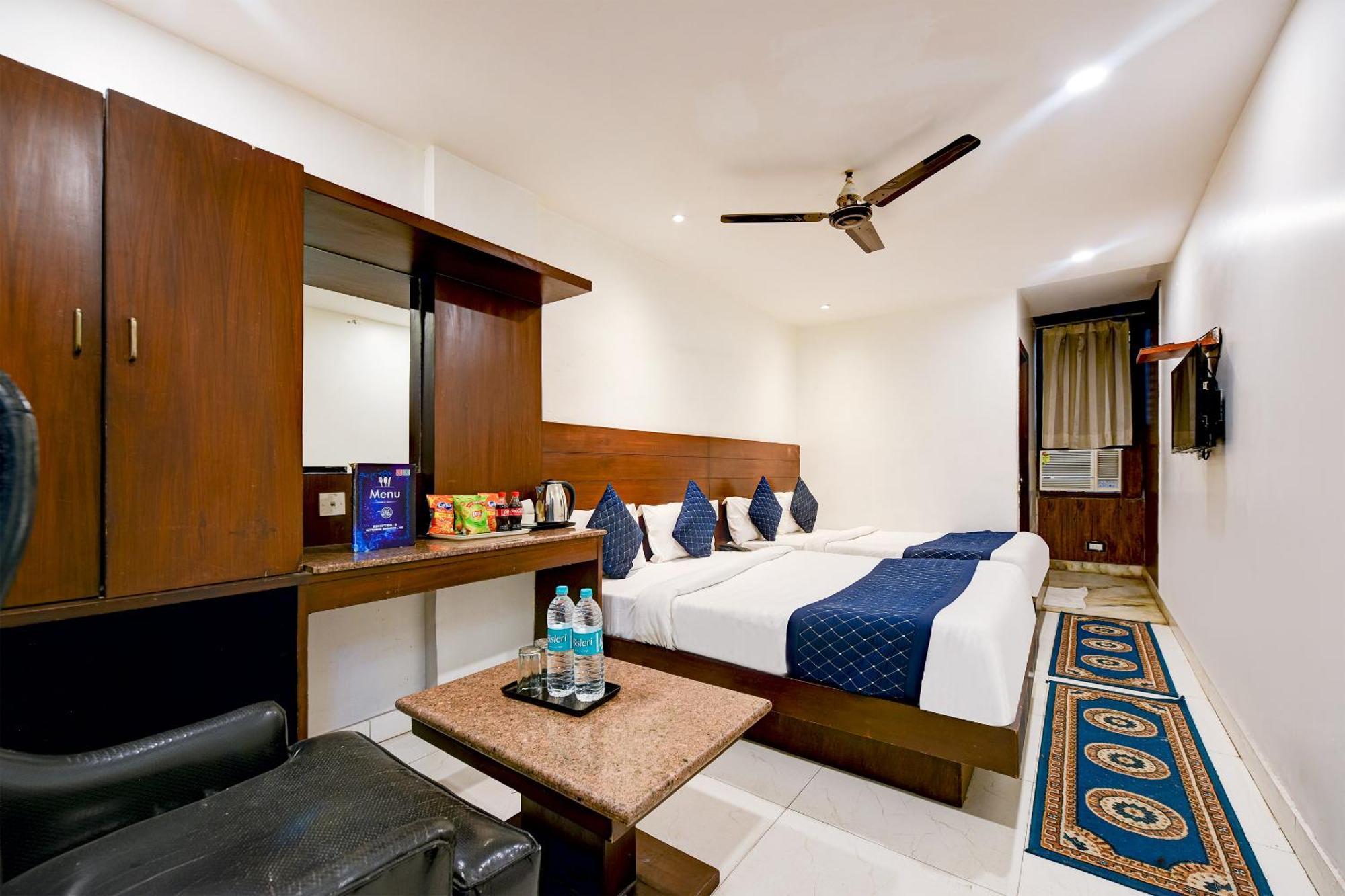 Hotel The Raj At Railway Station 3*