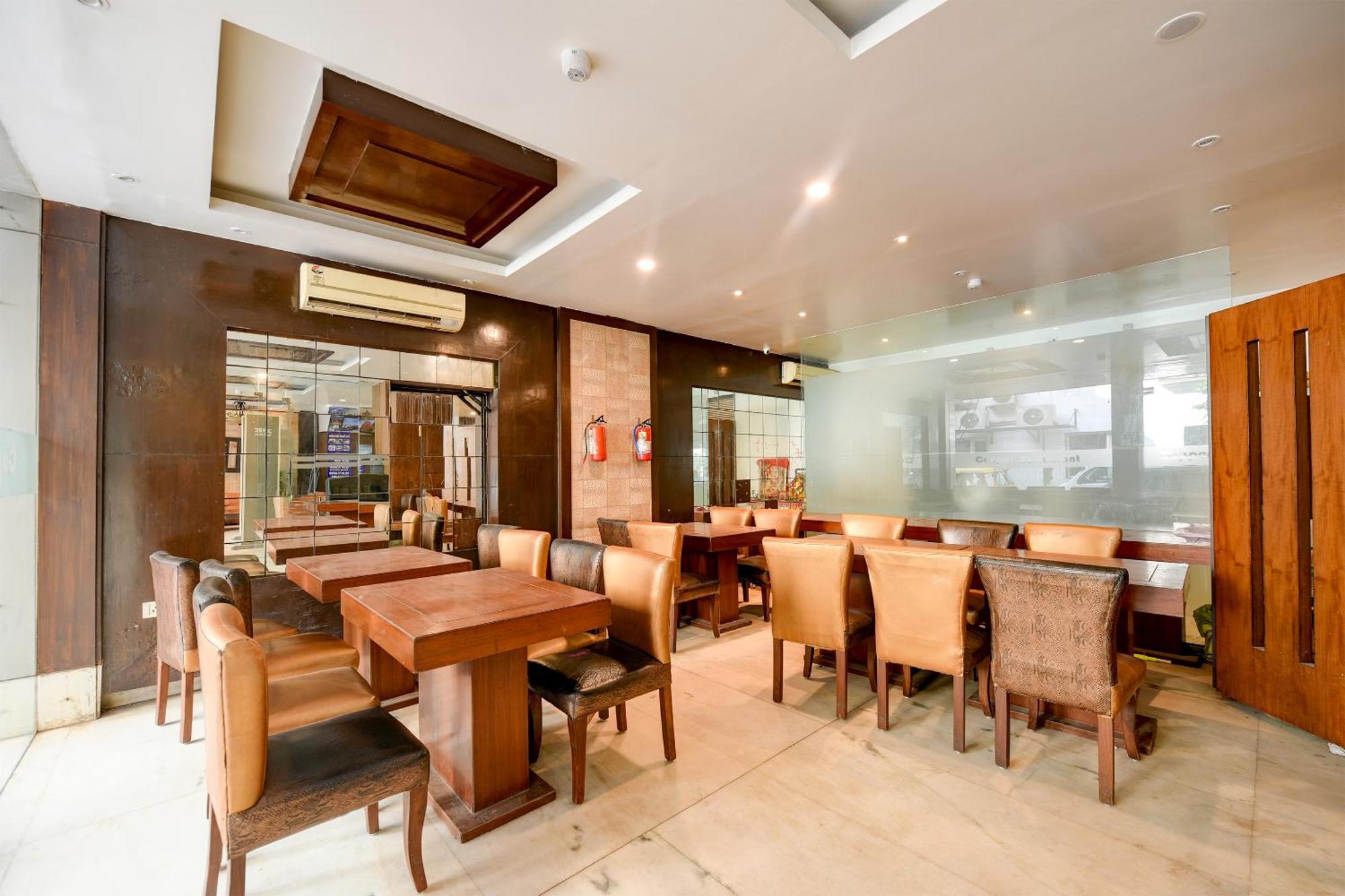 Hotel The Raj At Railway Station 3*