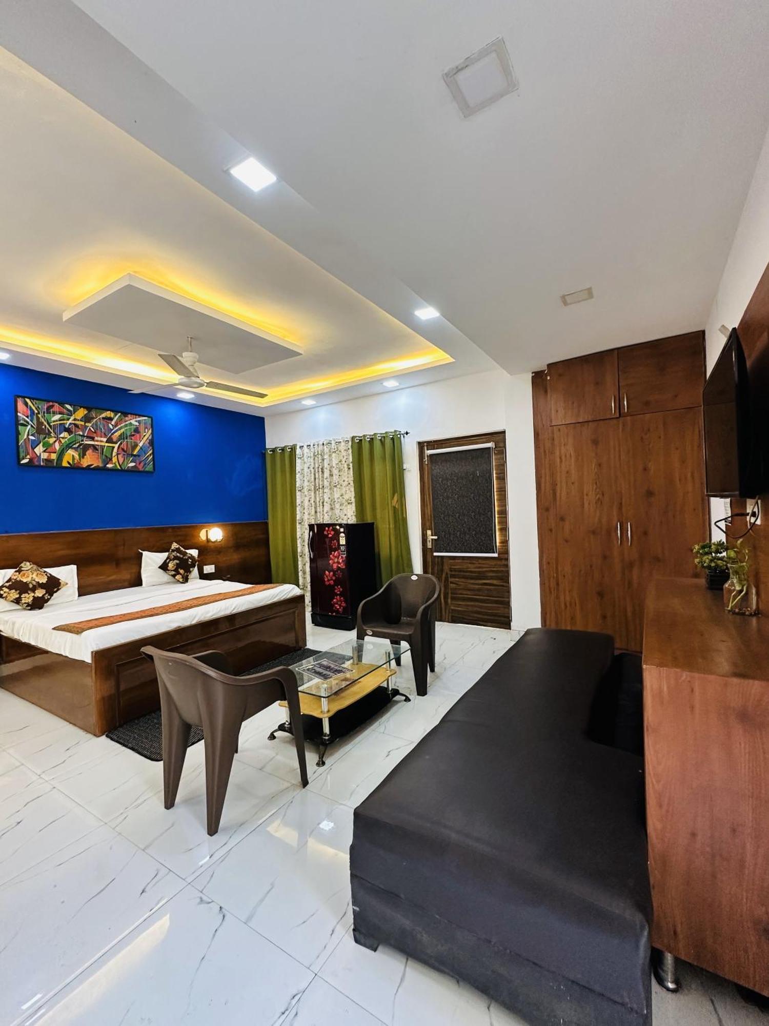 Guest house Golden Bed And Breakfast- High Quality In South Ex-1 D Block