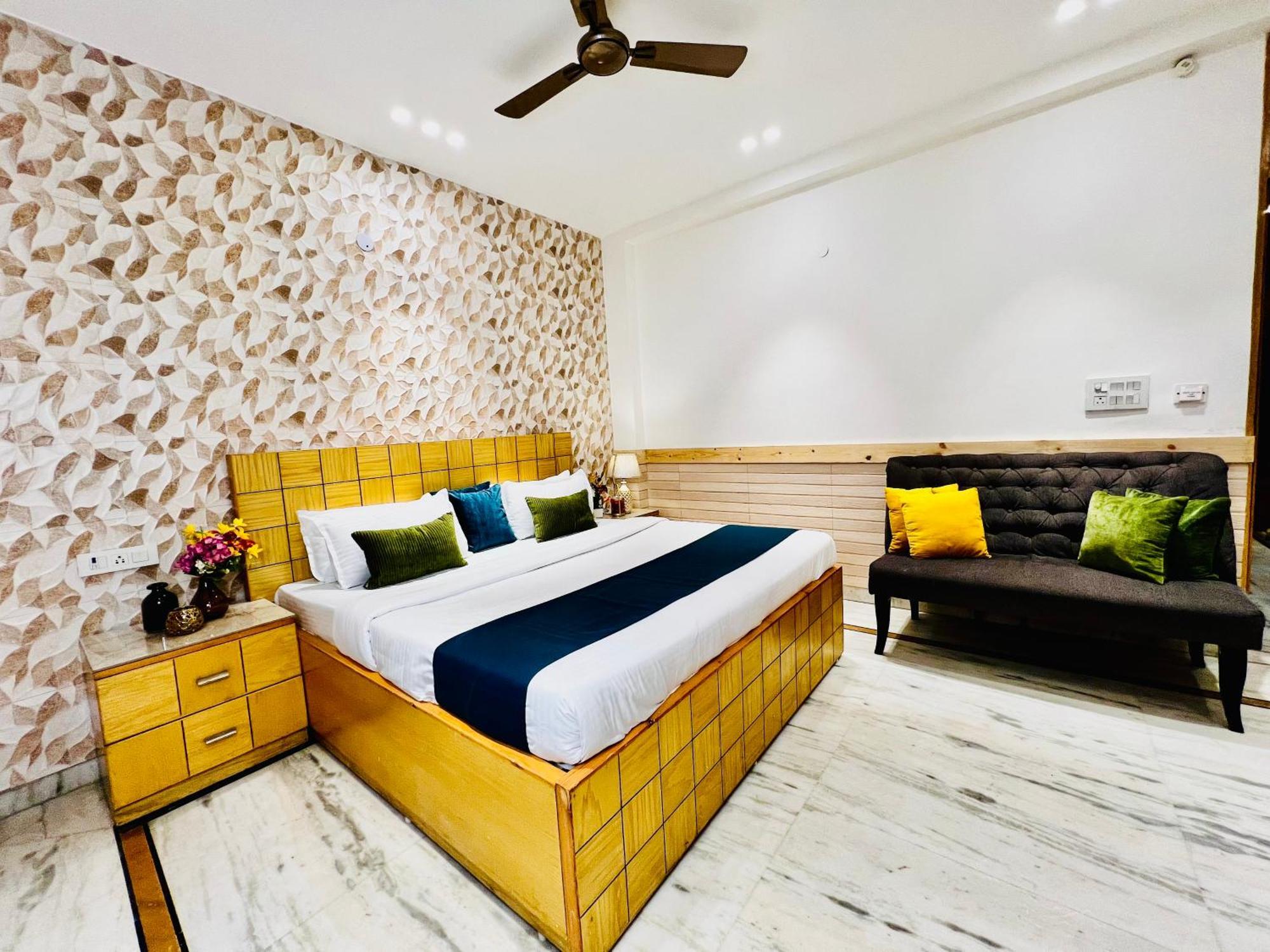 Hotel Divine Rajouri Garden New Delhi