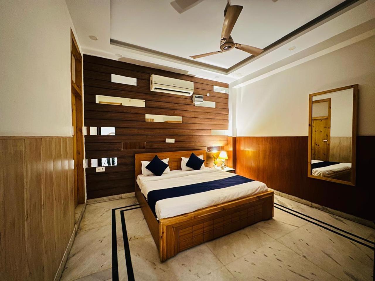 Hotel Divine Rajouri Garden