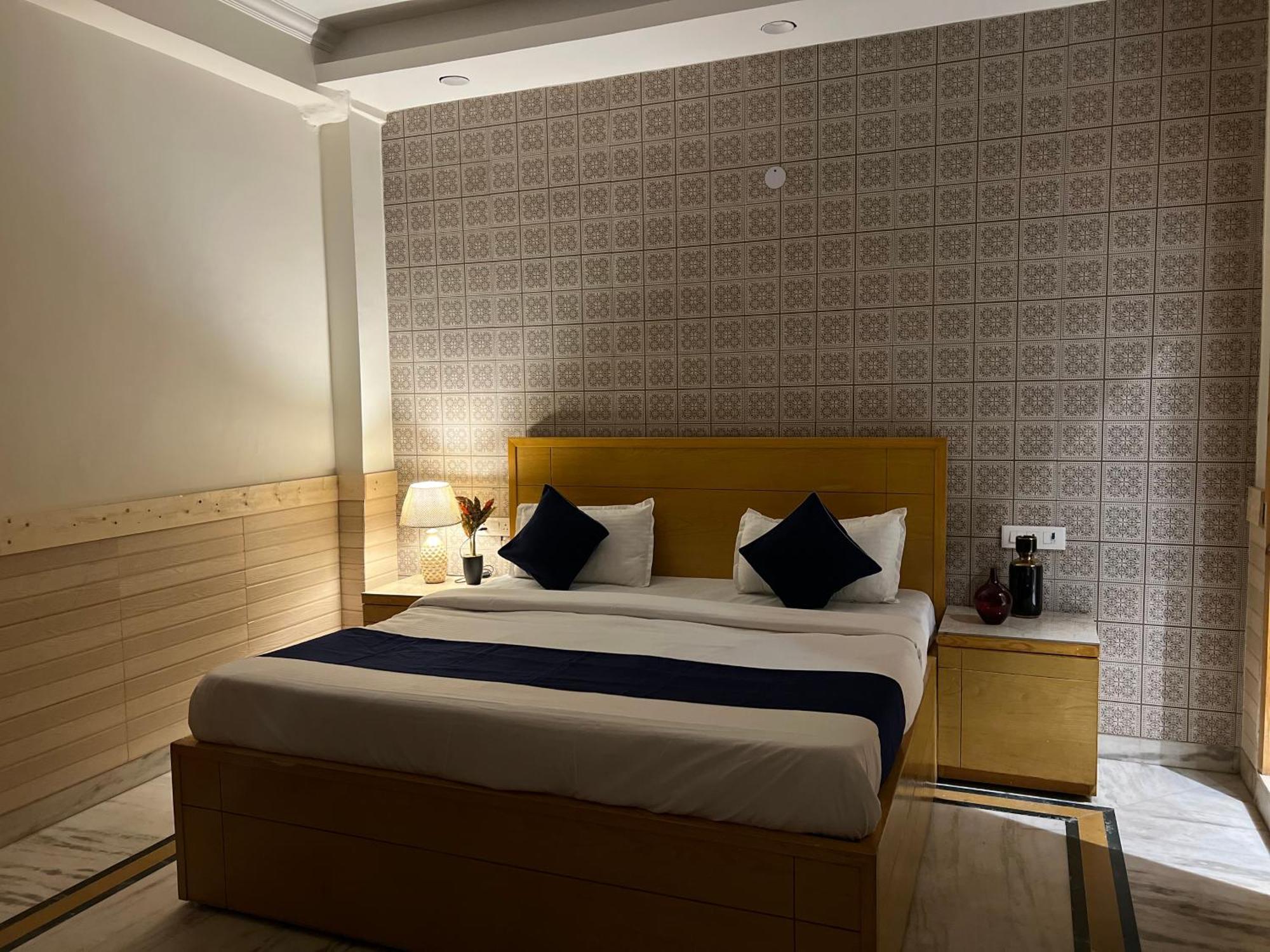 Hotel Divine Rajouri Garden