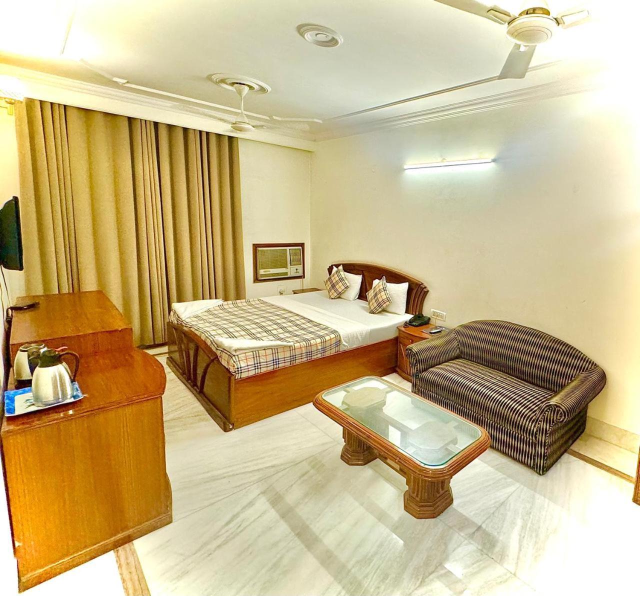 Pablas International, New Delhi, Near Metro 3*
