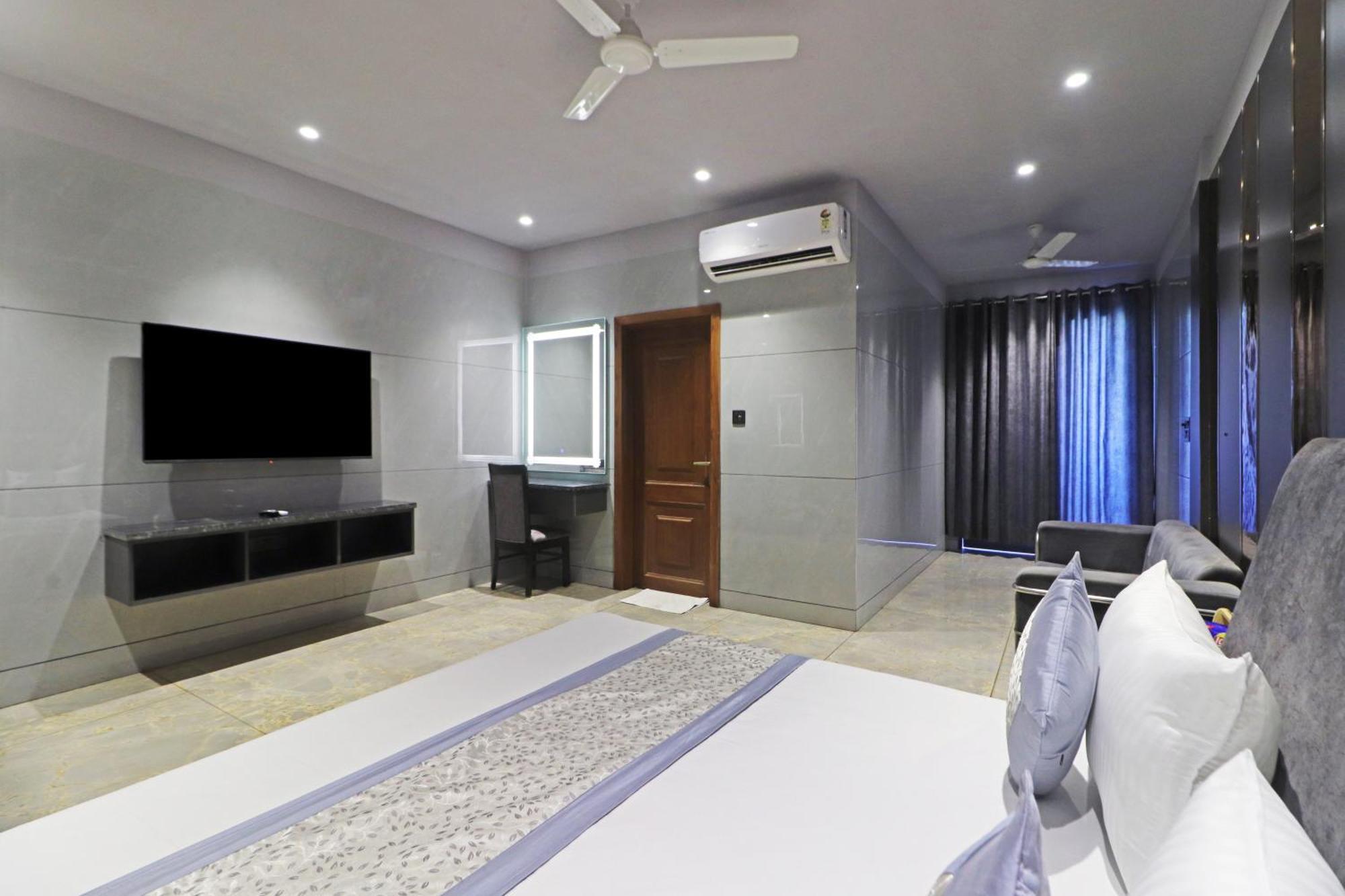 Preet 05 Mints Walking Distance Nizamuddin Railway Station New Delhi