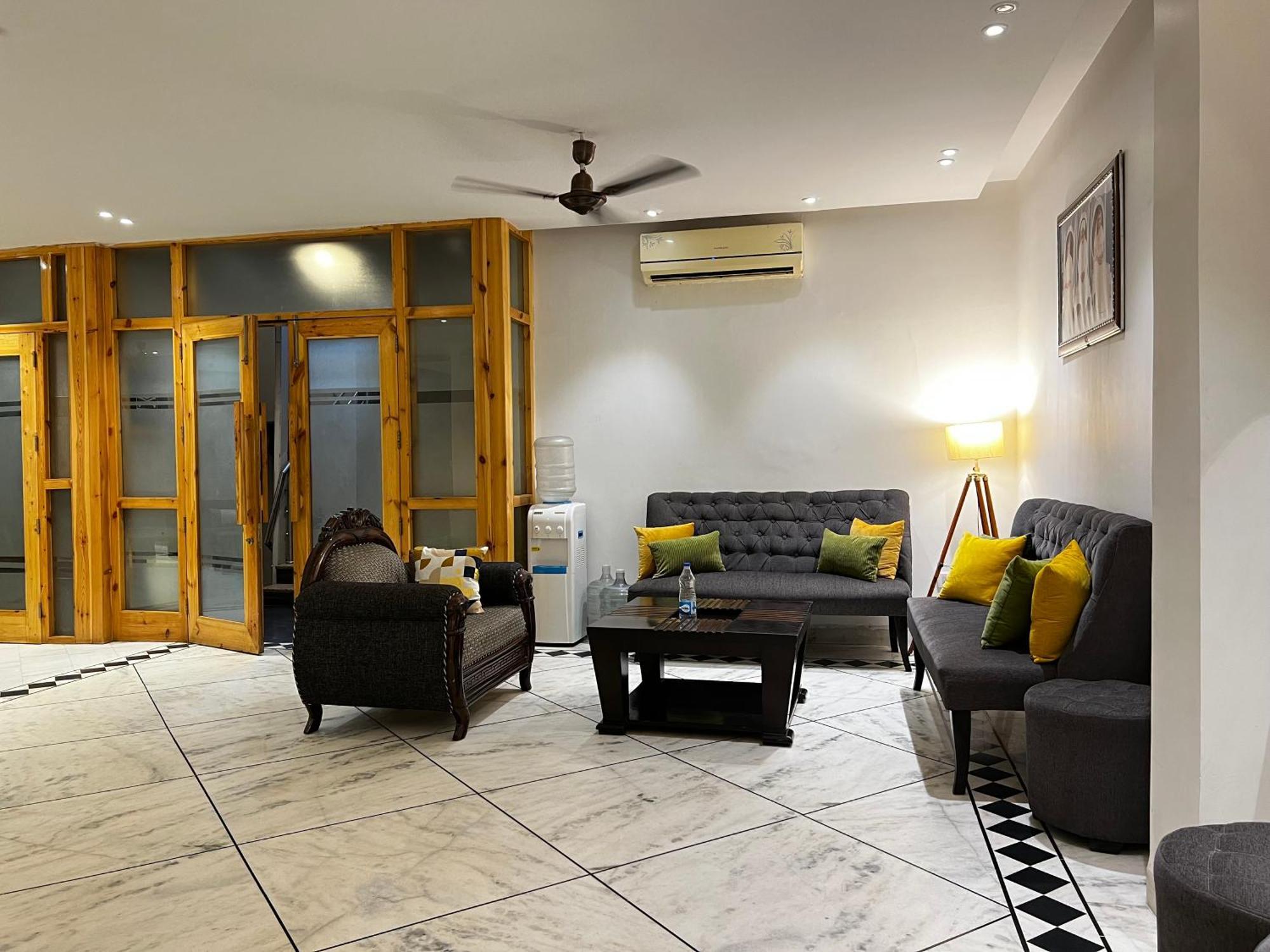 Hotel Divine Rajouri Garden New Delhi