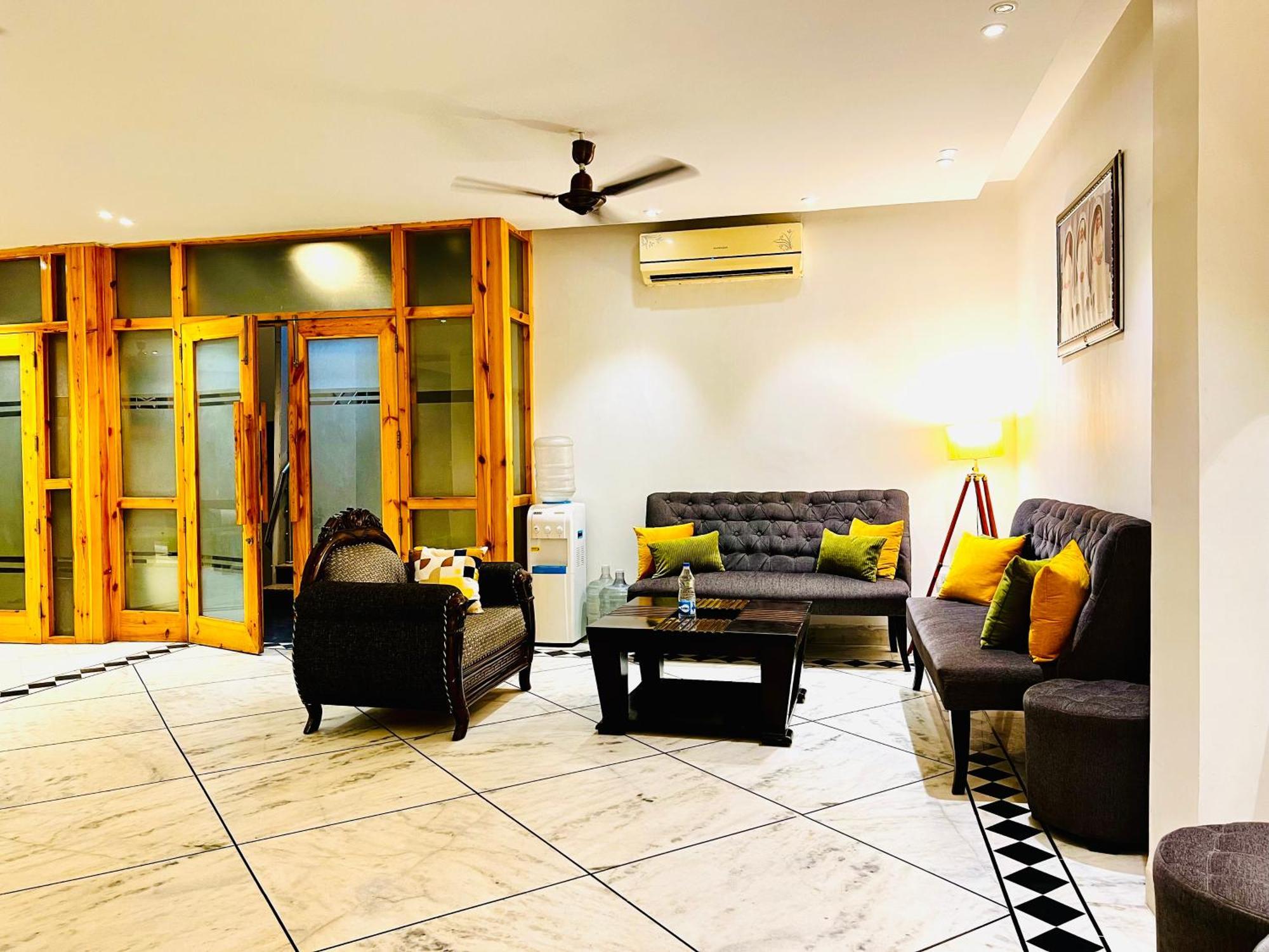 Divine Rajouri Garden Hotel New Delhi