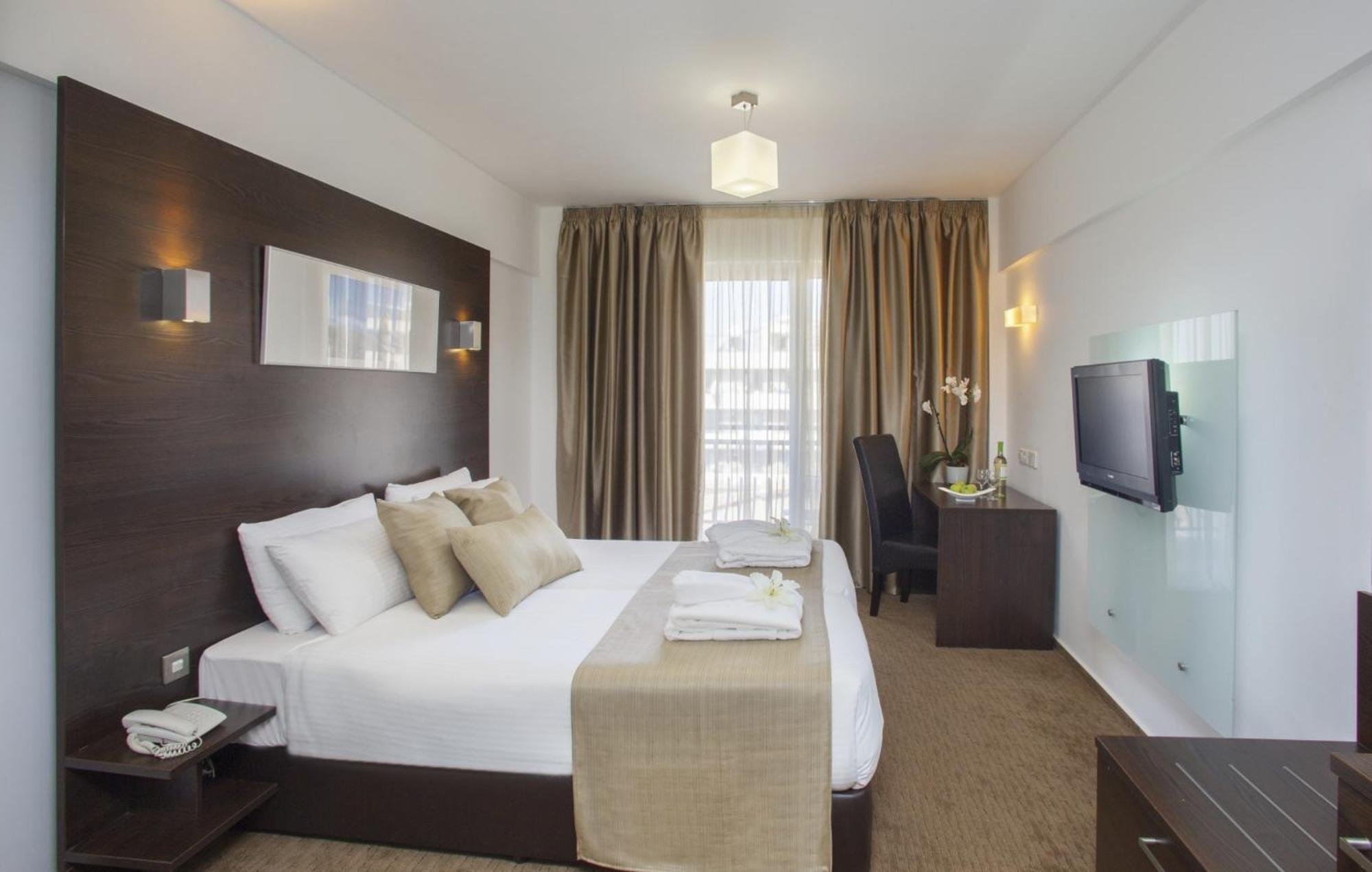 Hotel The Raj At Railway Station New Delhi