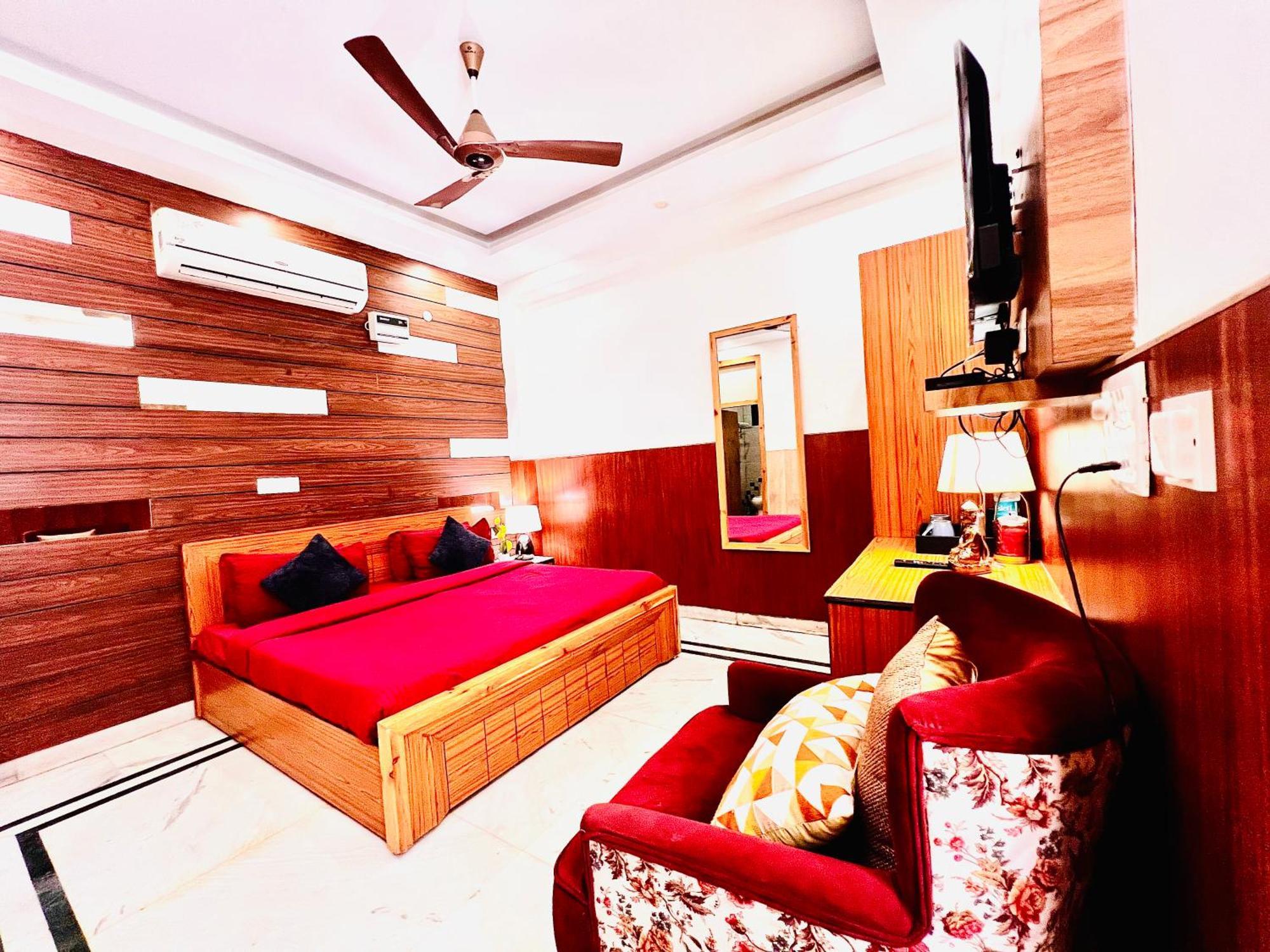 Hotel Divine Rajouri Garden