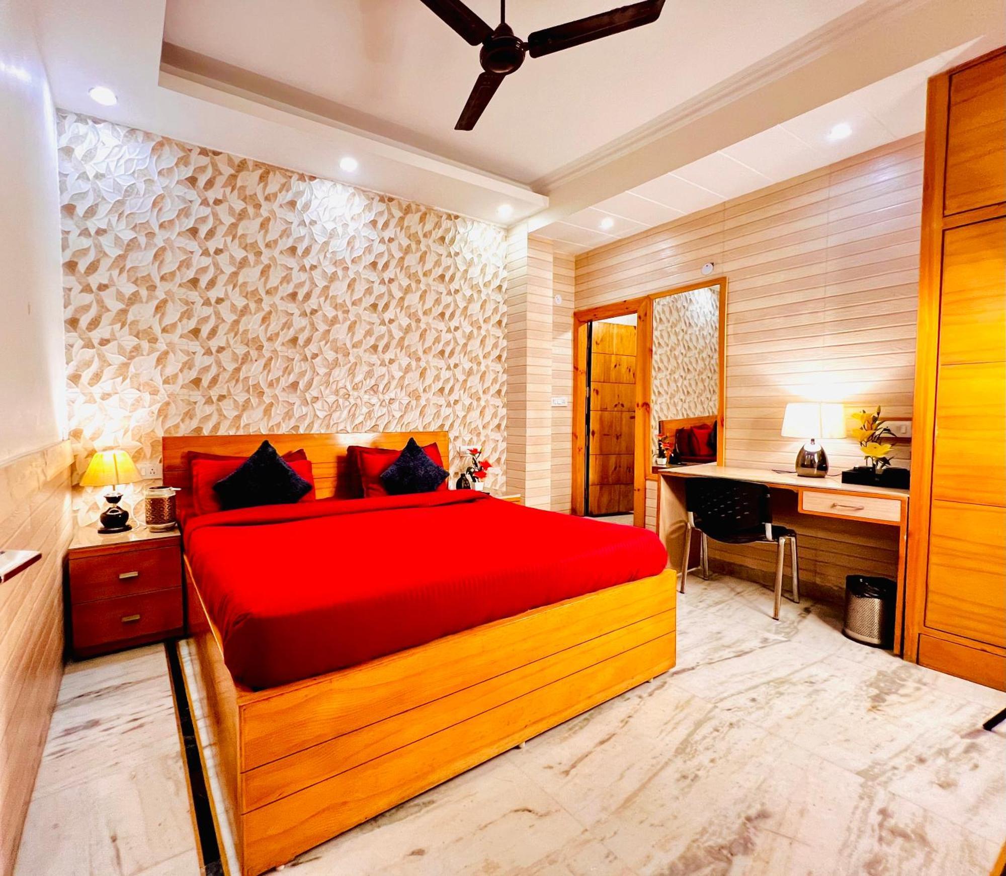 Hotel Divine Rajouri Garden 3*