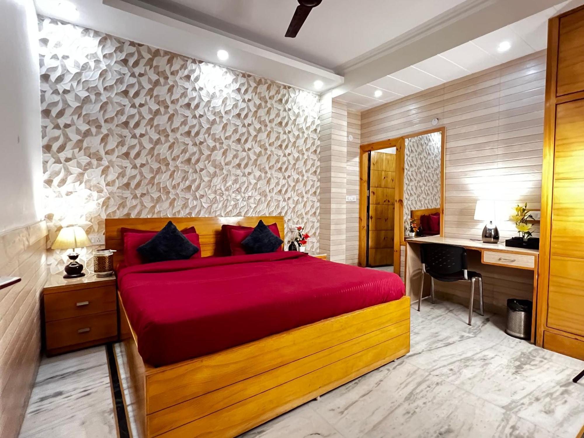 Hotel Divine Rajouri Garden 3*