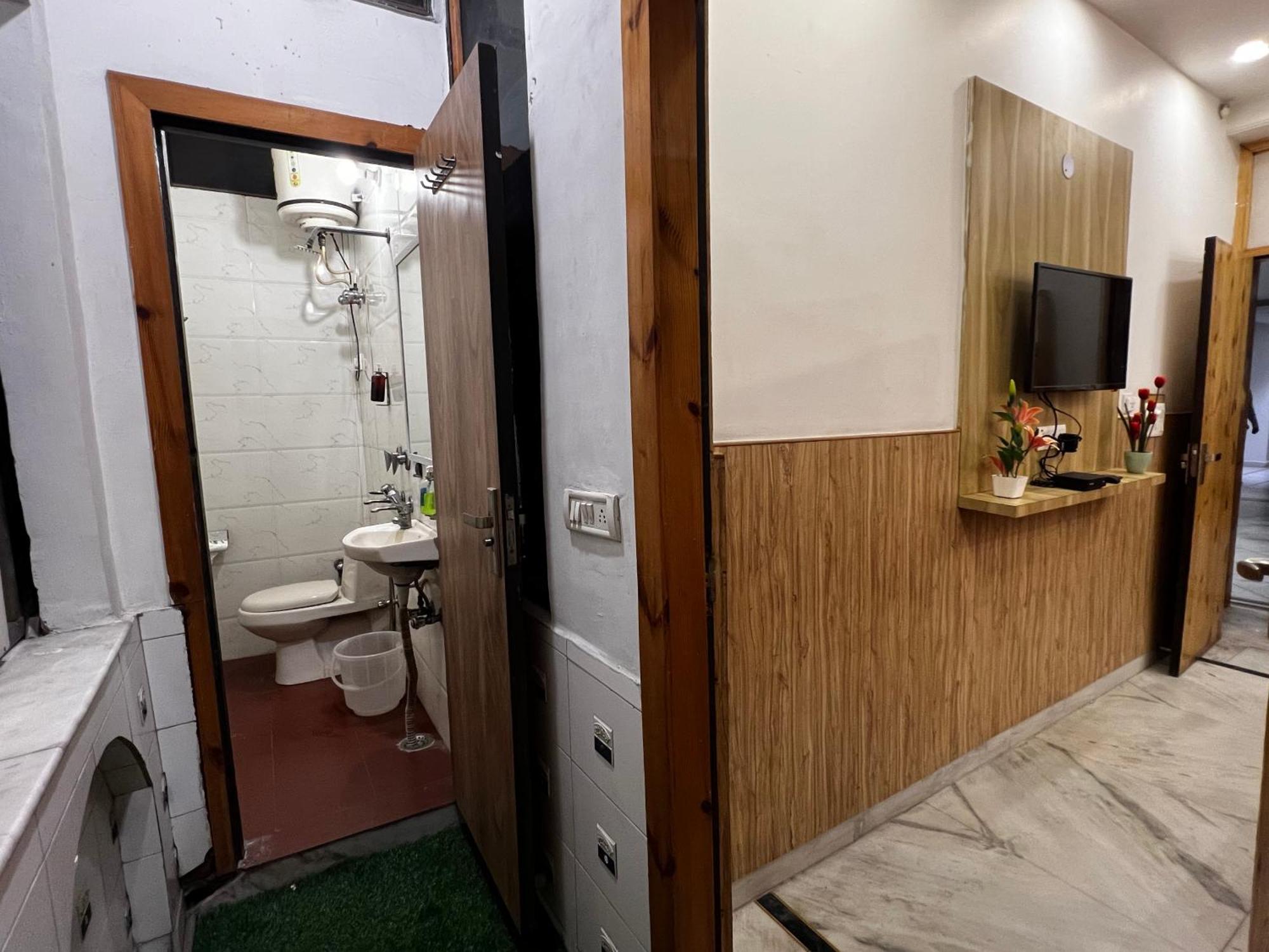 Hotel Divine Rajouri Garden New Delhi