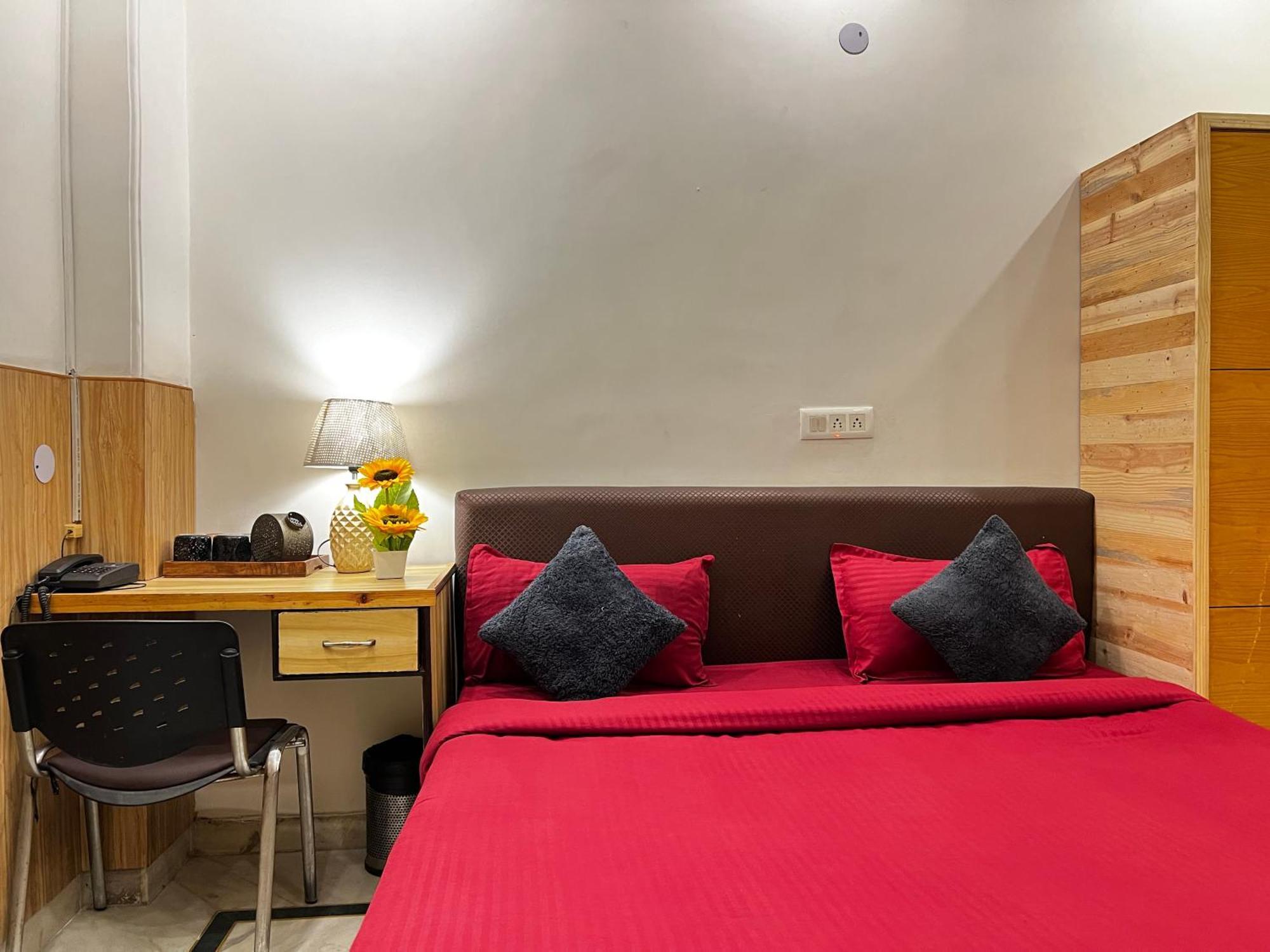 Hotel Divine Rajouri Garden