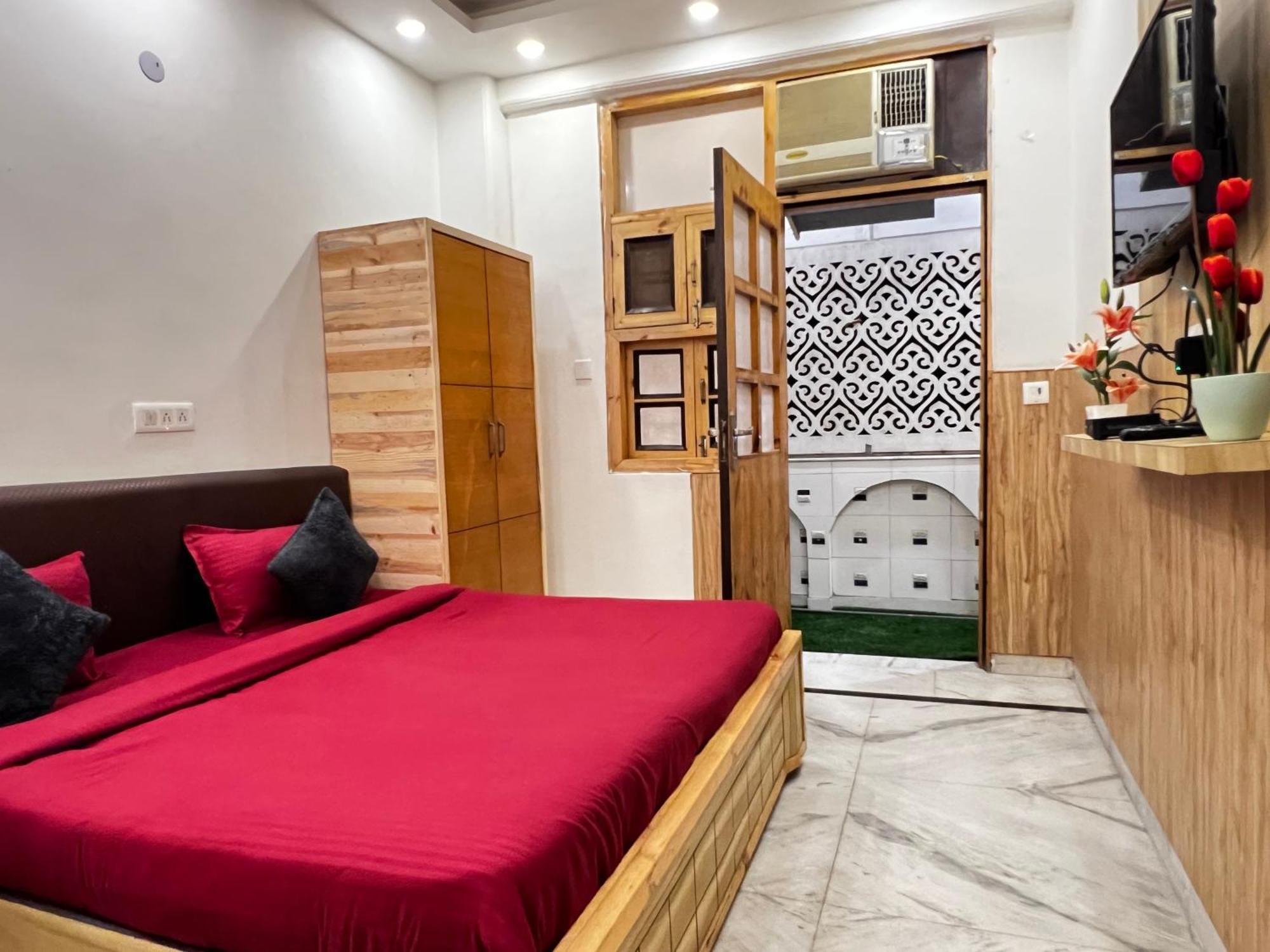 Hotel Divine Rajouri Garden 3*
