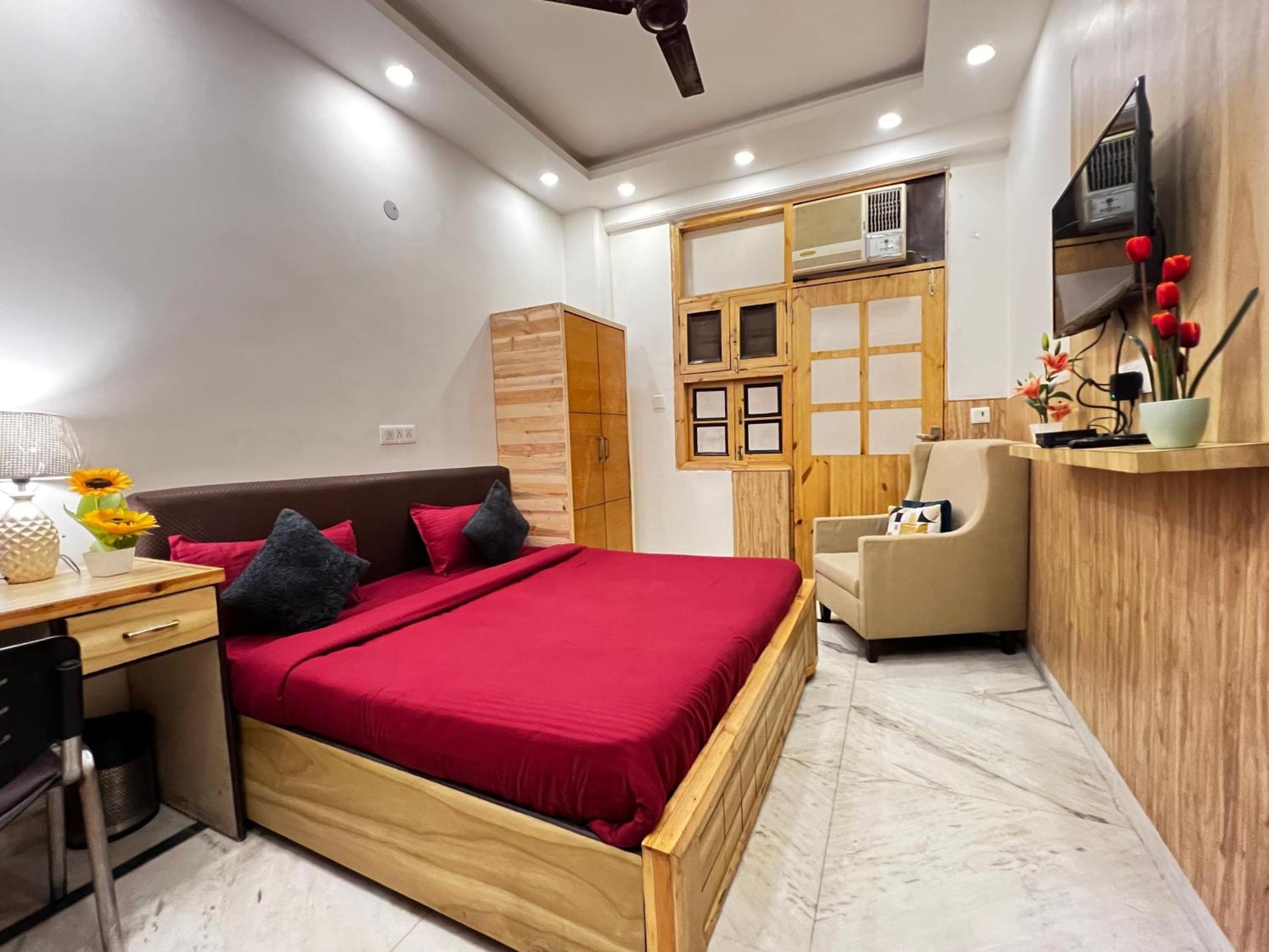 Divine Rajouri Garden Hotel 3*