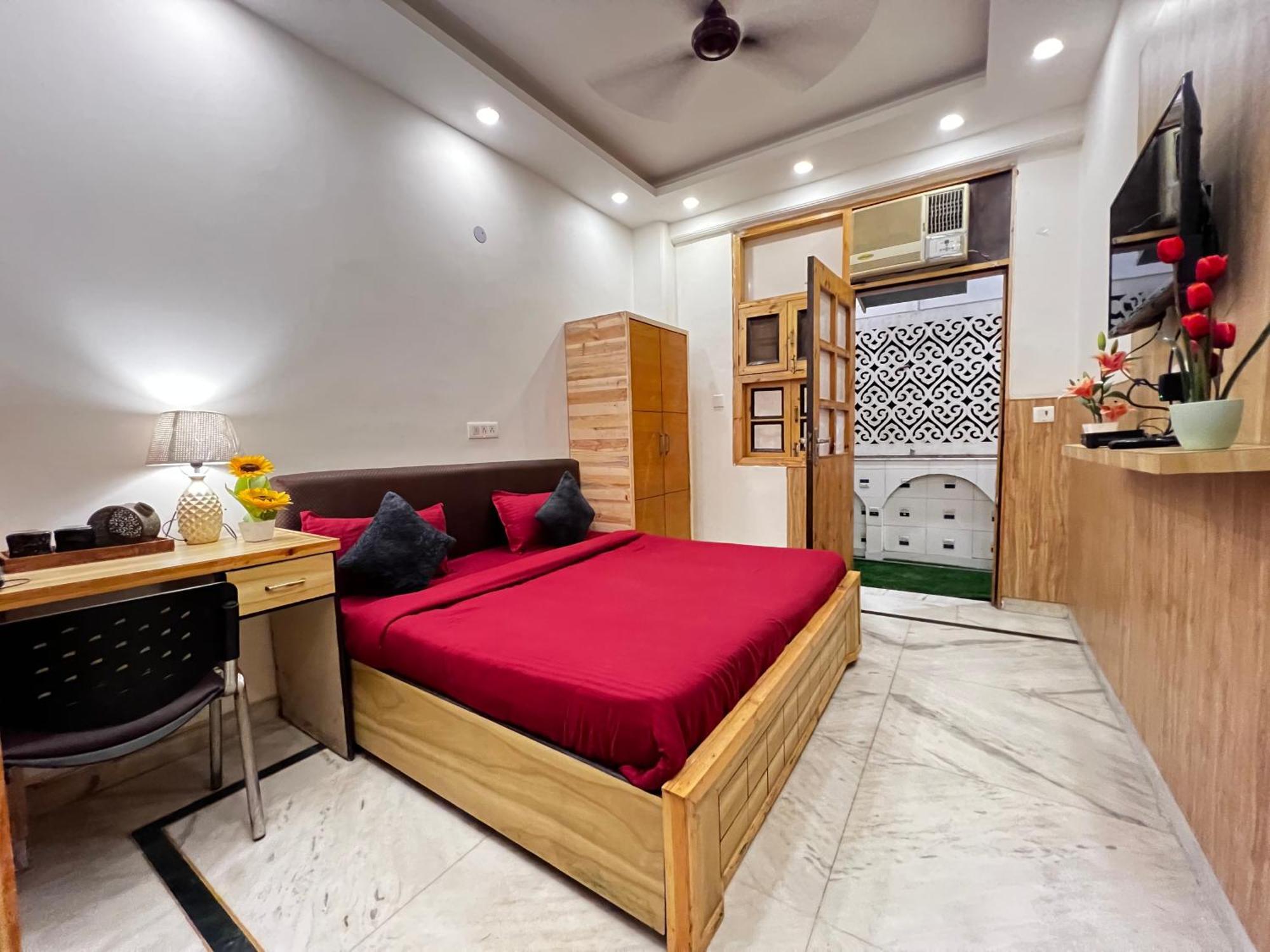 Divine Rajouri Garden Hotel 3*