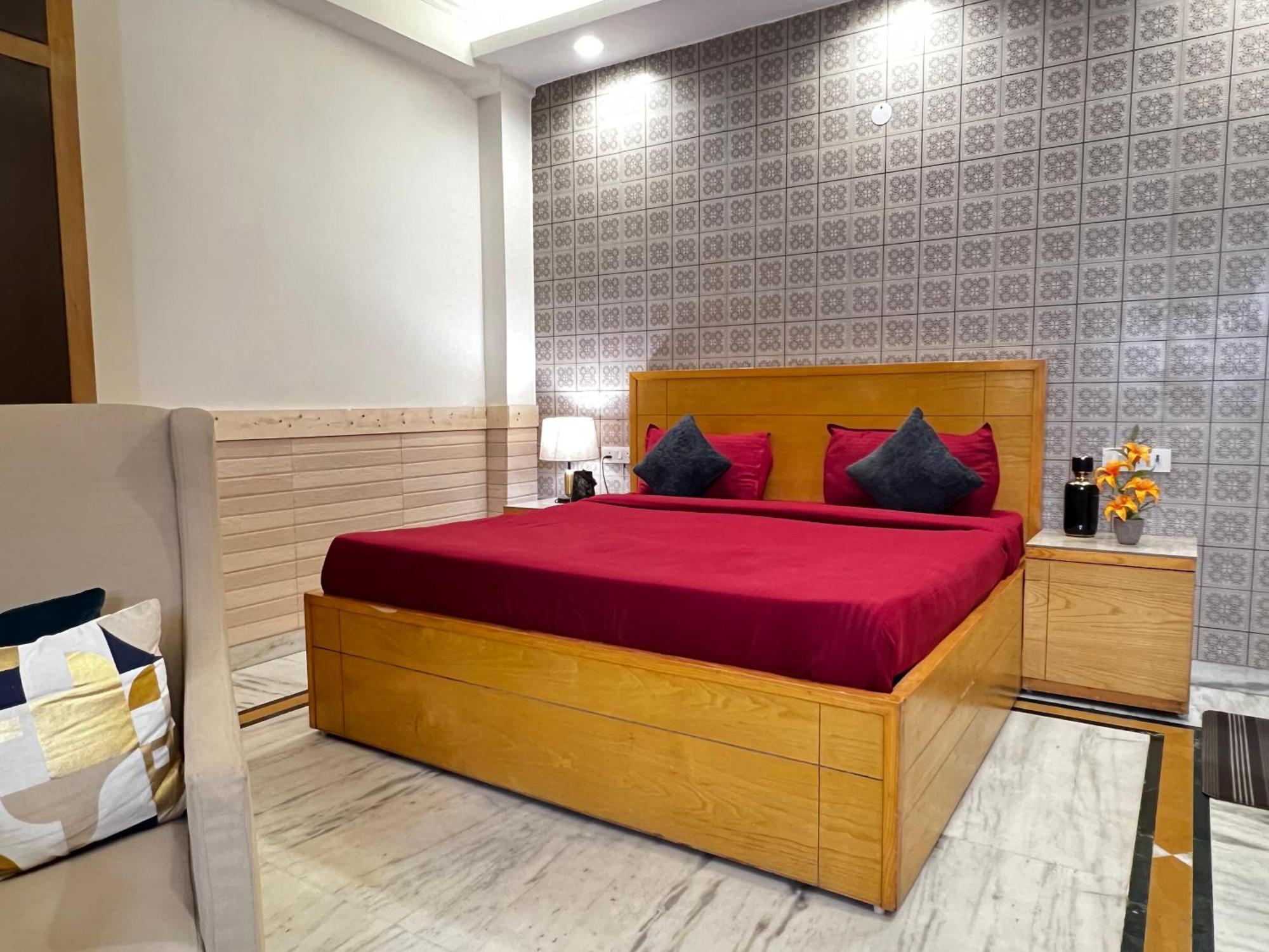 Divine Rajouri Garden 3*