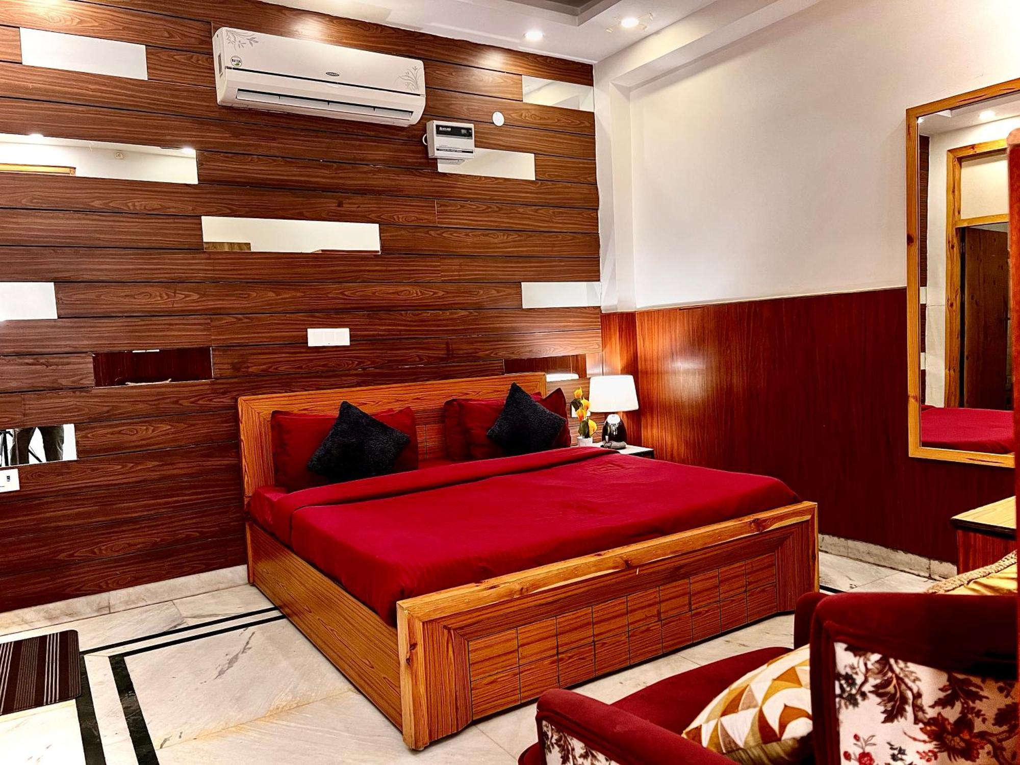 Hotel Divine Rajouri Garden