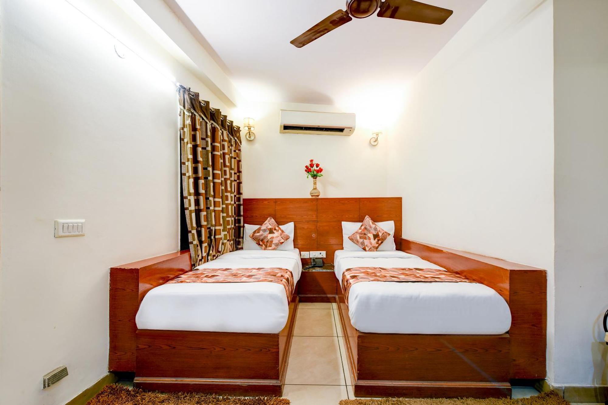Le Grand - Walk-in From Rk Ashram Metro Station 4*