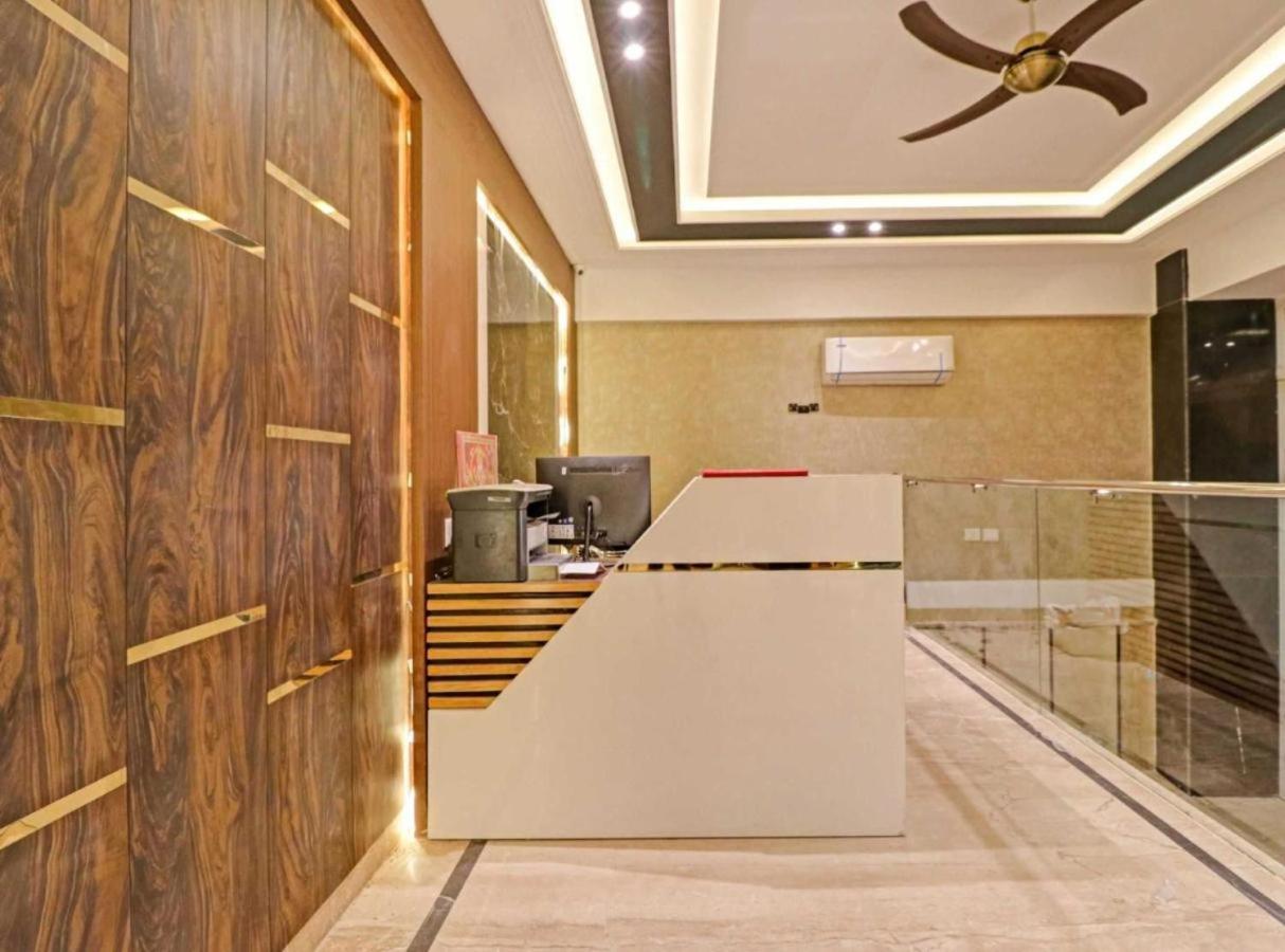 Del Near Igi Airport 3*