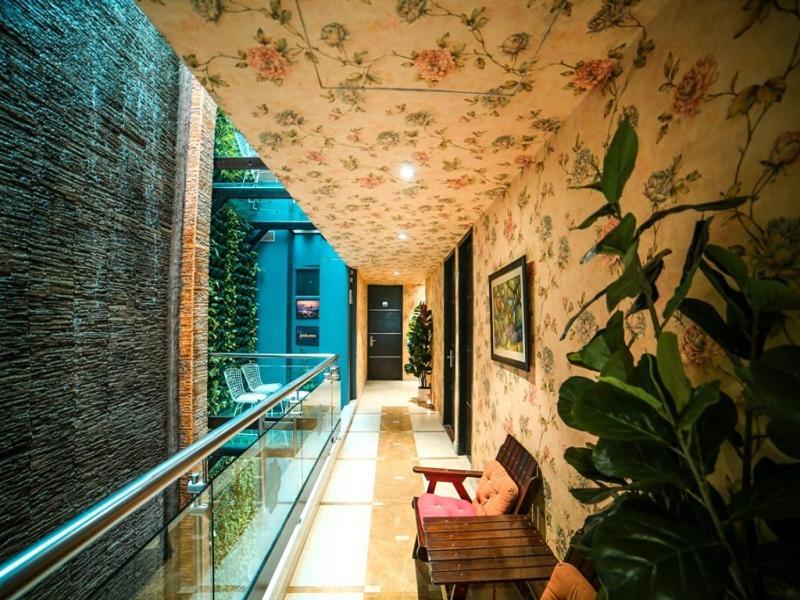 Hotel Woodapple Residency New Delhi