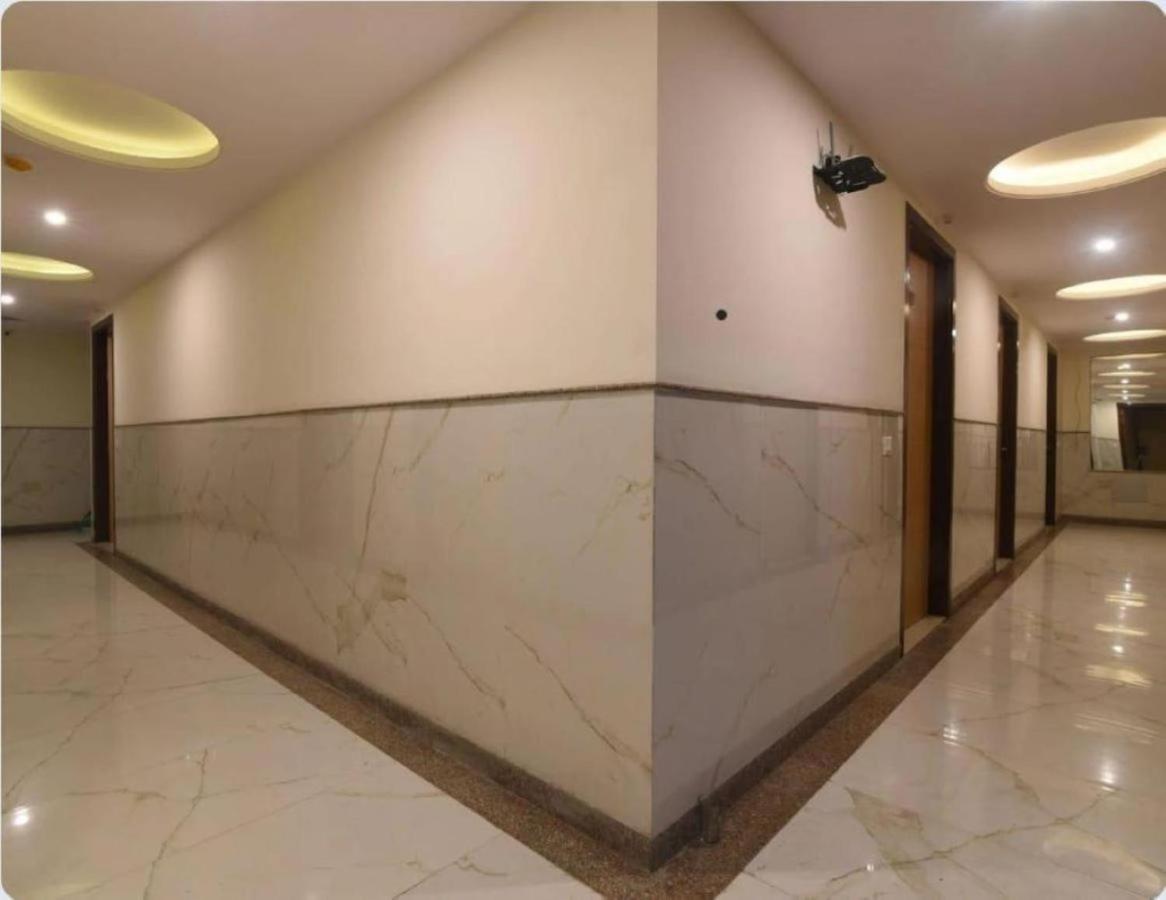 Del Near Igi Airport Hotel