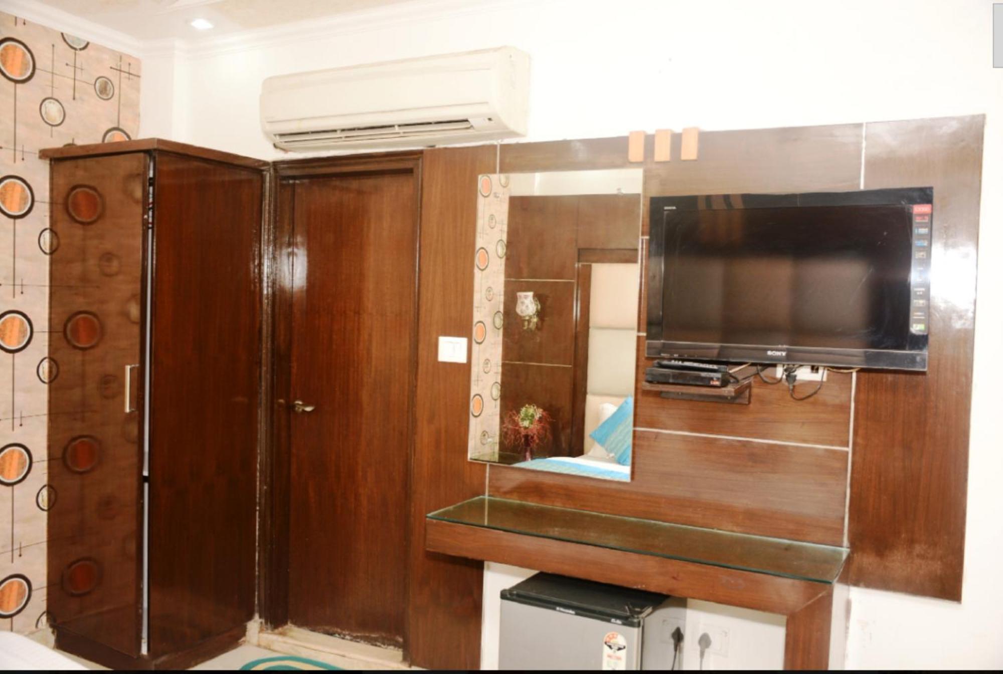 Delhi Heart At Railway Station Hotel