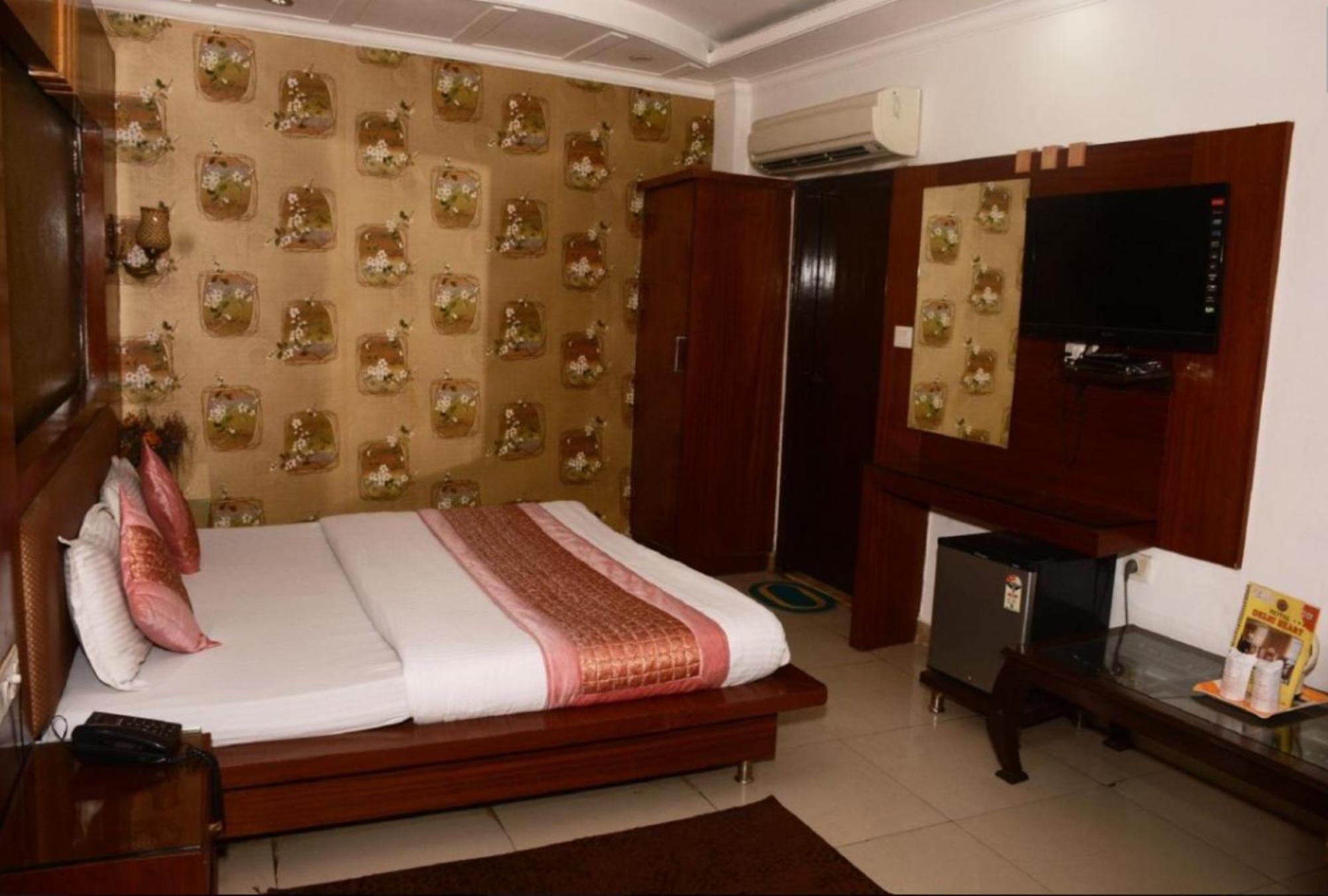 Delhi Heart At Railway Station Hotel 3*