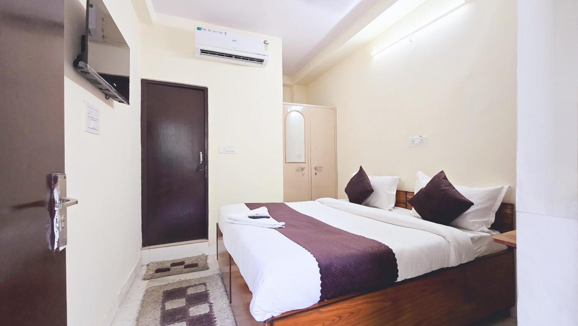 Roomshala 026 Commodo Residency - Satya Niketan New Delhi