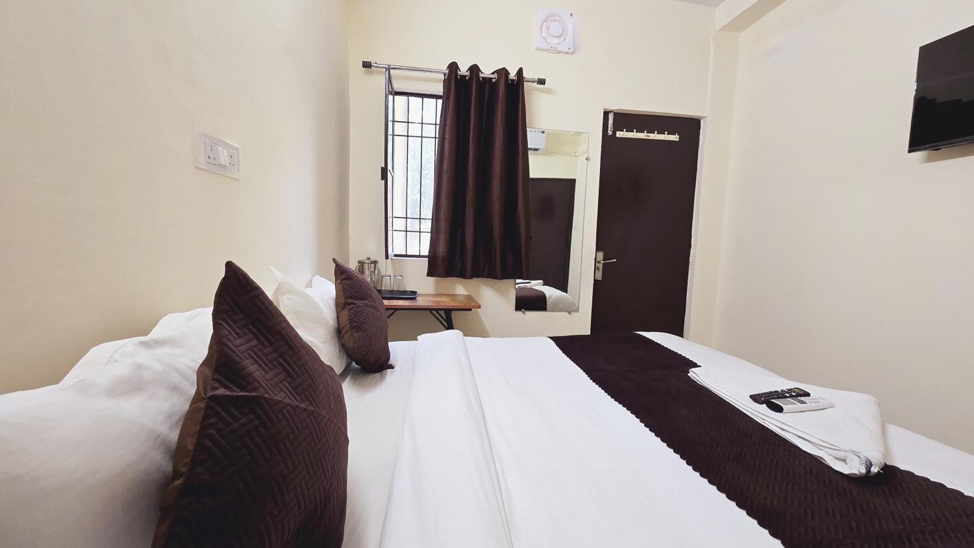 Roomshala 026 Commodo Residency - Satya Niketan Hotel 3*