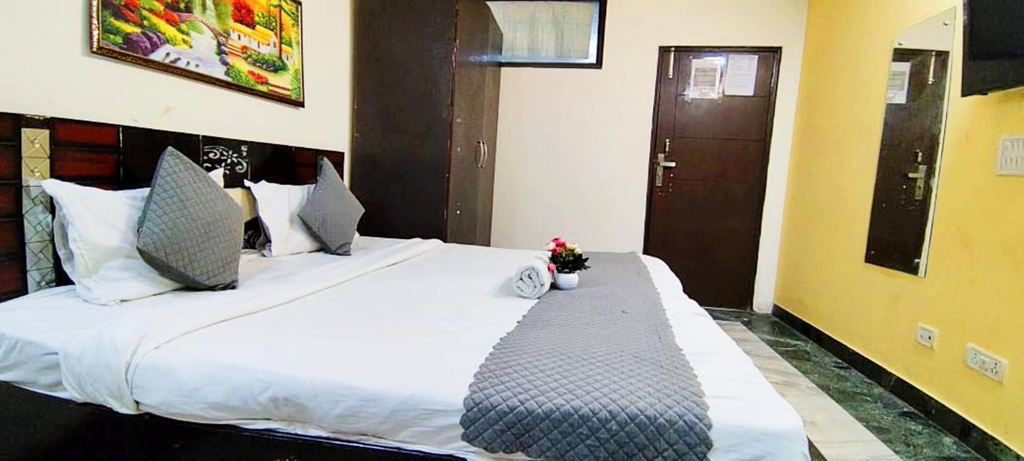 Hotel Nirvana Residency - East Of Kailash 3*