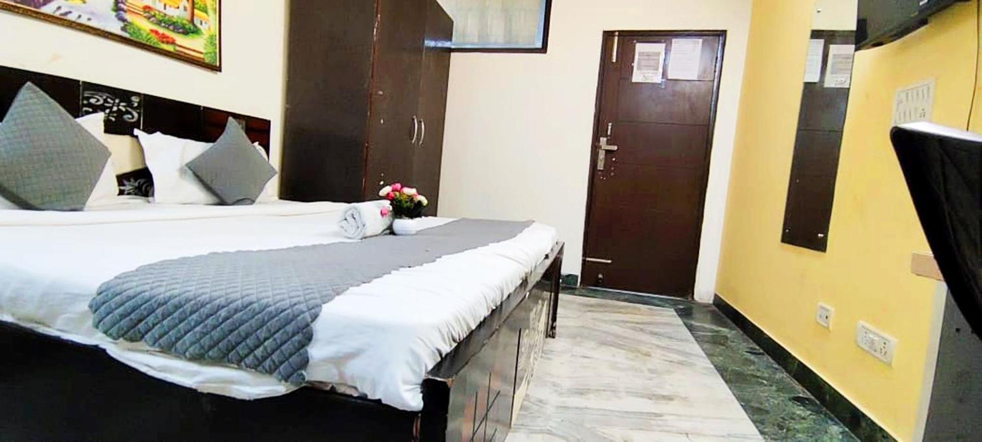 Hotel Nirvana Residency - East Of Kailash 3*
