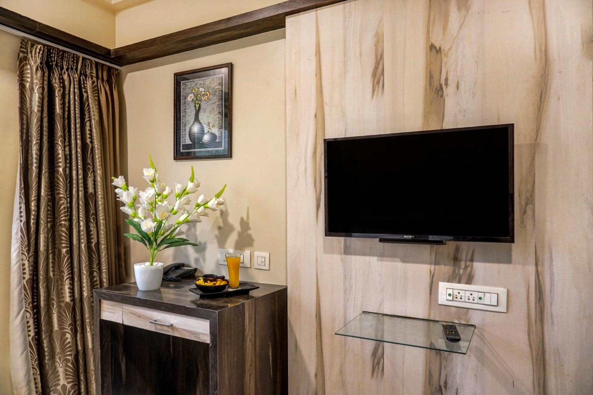 Hotel Grand Tej Palace Near Igi Airport 4*