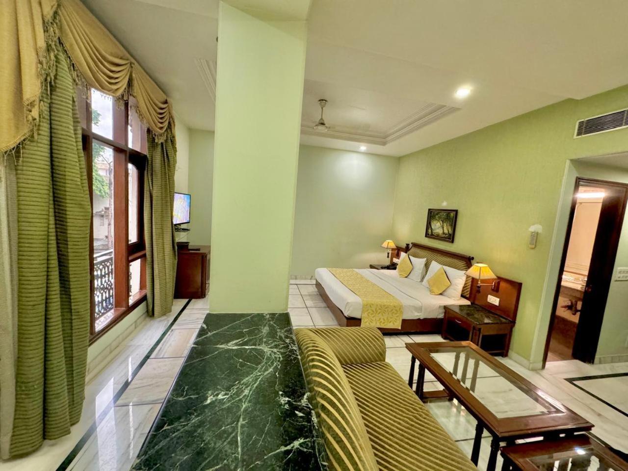 Hotel Gtb Florence Inn, 2min Walk From Karol Bagh Metro 4*