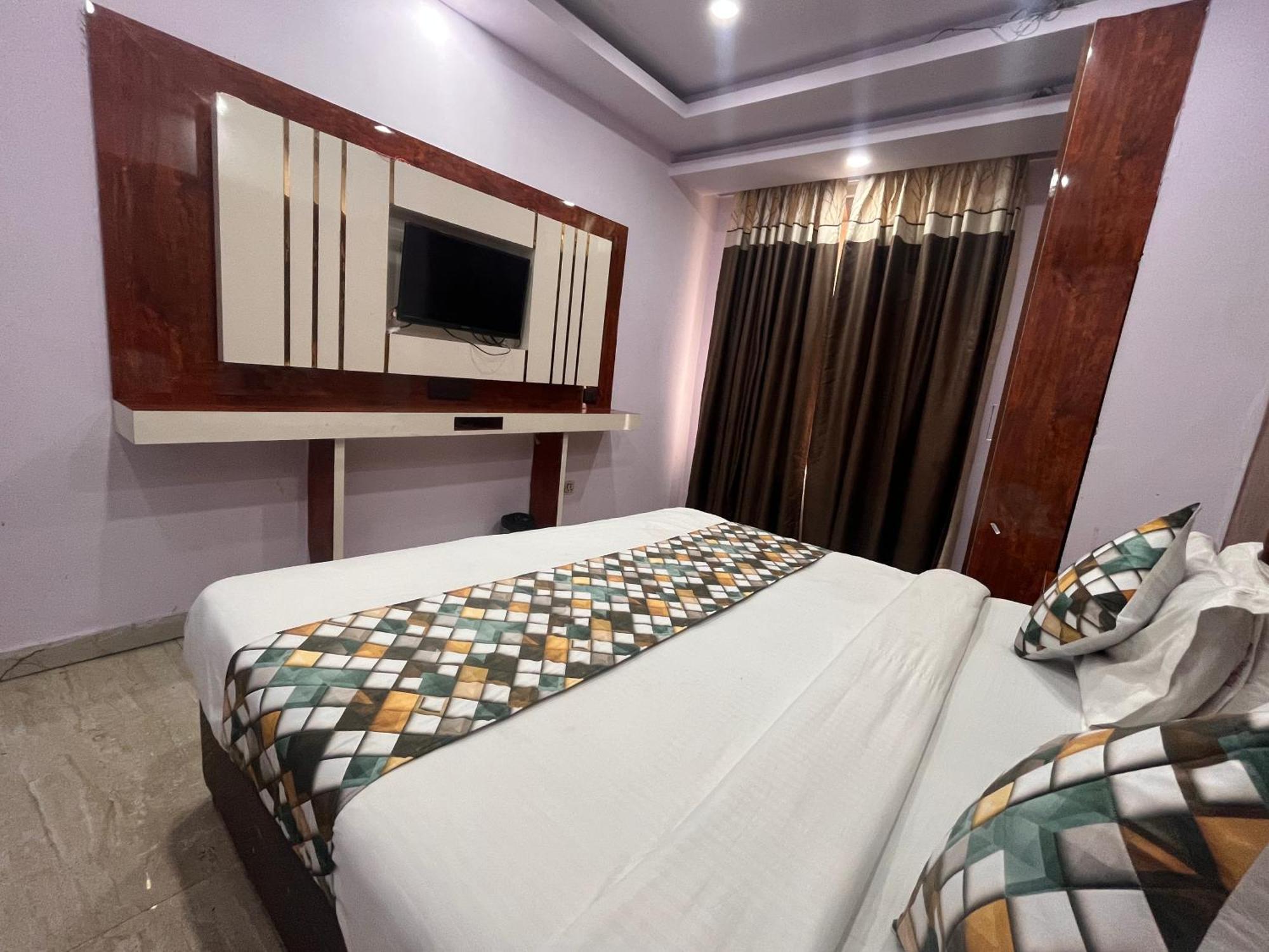 Hotel Embassy Near Rk Ashram Metro 4*