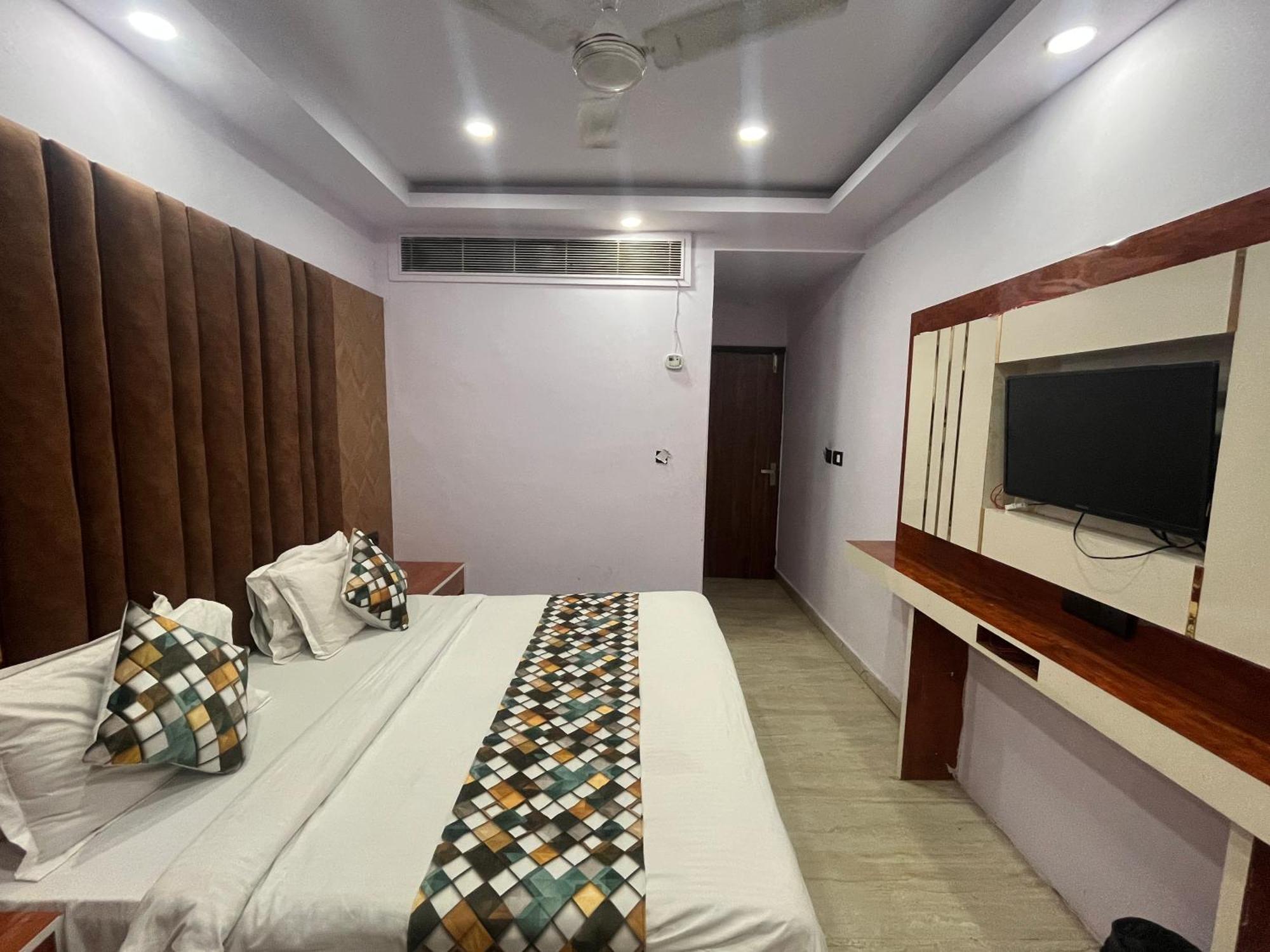 Embassy Near Rk Ashram Metro Hotel 4*