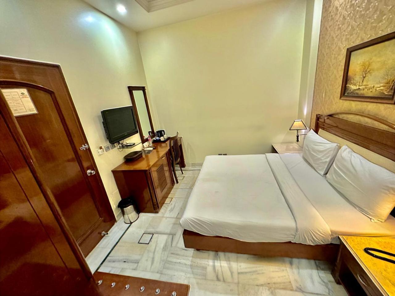 Hotel Gtb Florence Inn, 2min Walk From Karol Bagh Metro 4*