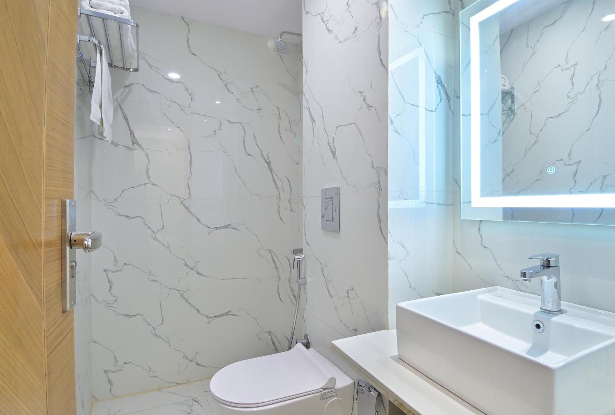 Hotel Northern Palace - 1 Min From Connaught Place & Railway Station