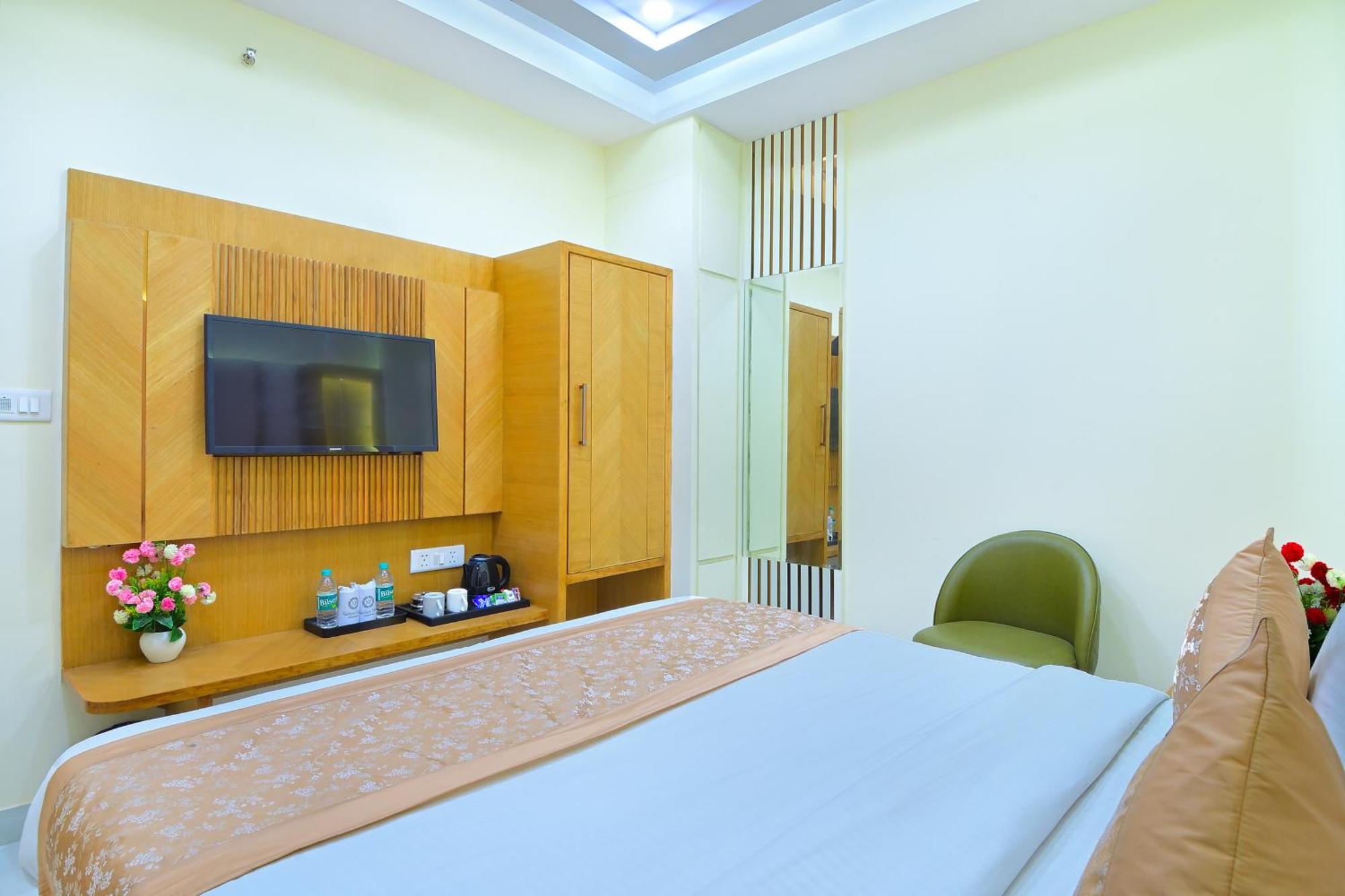 Hotel Northern Palace - 1 Min From Connaught Place & Railway Station