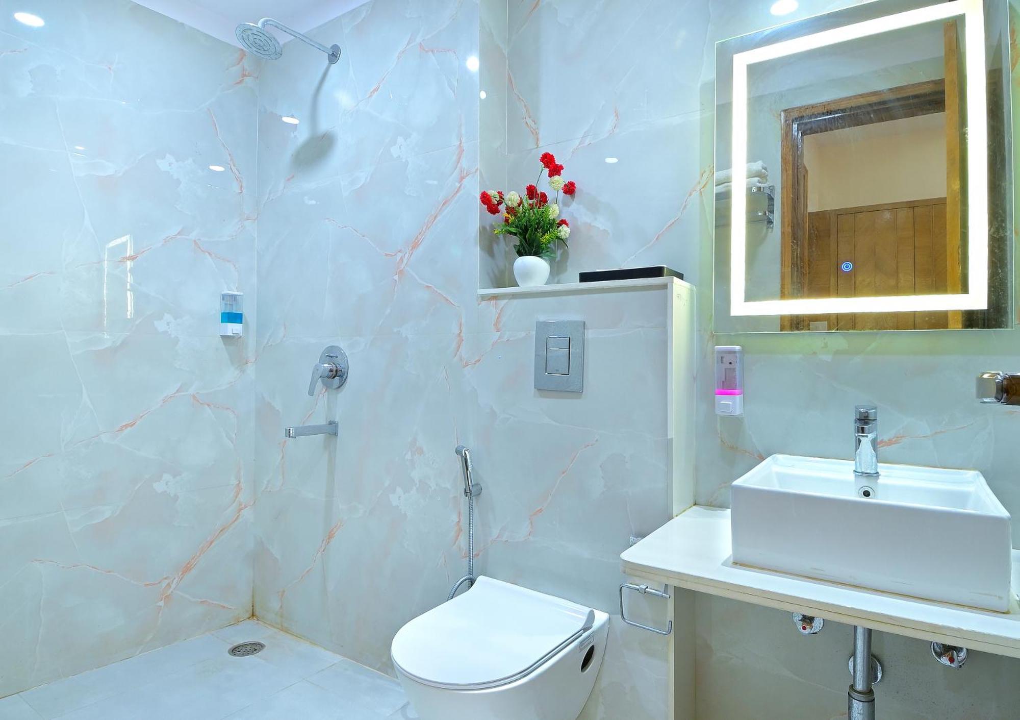 Hotel Northern Palace - 1 Min From Connaught Place & Railway Station