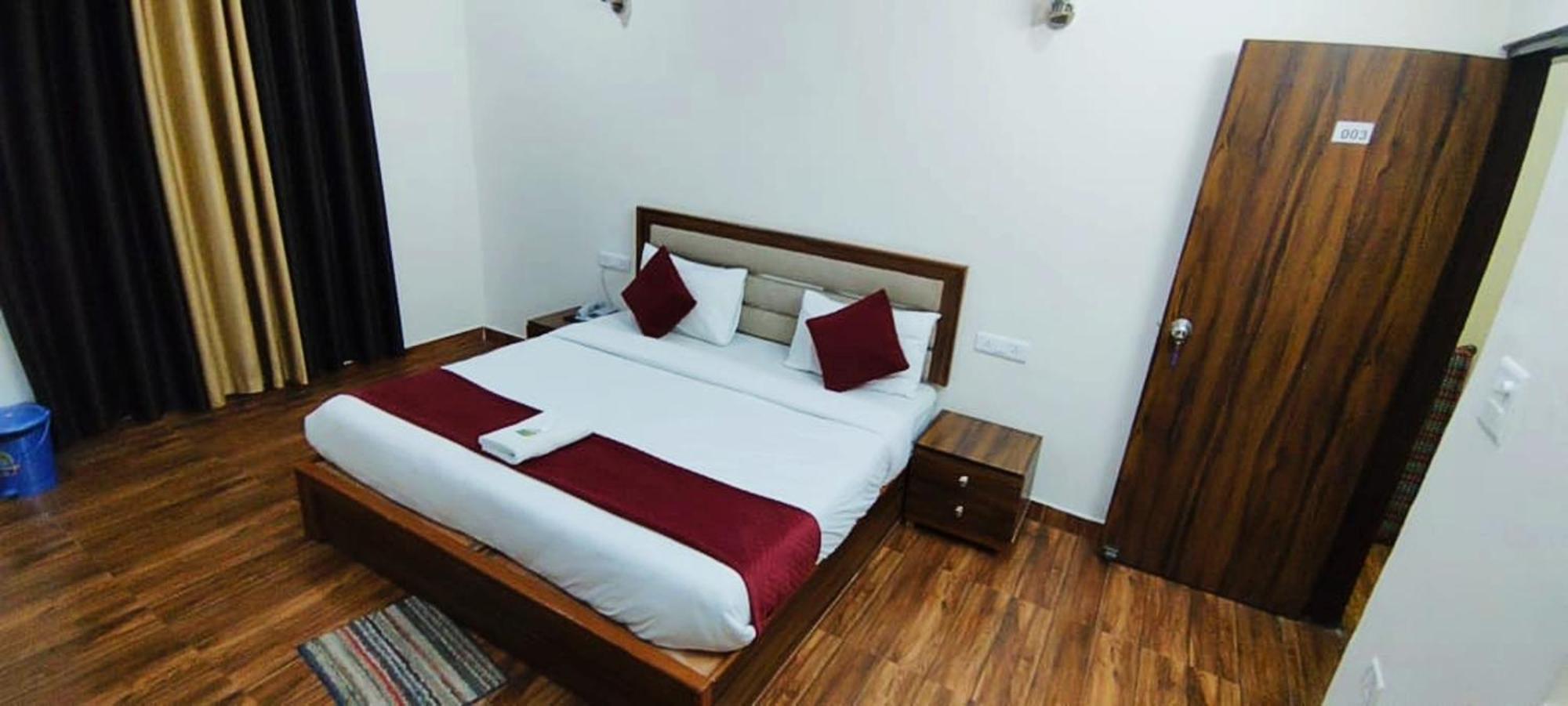 Luxury In Safdarjung Enclave Near Aiims & Safdarjung Hospital