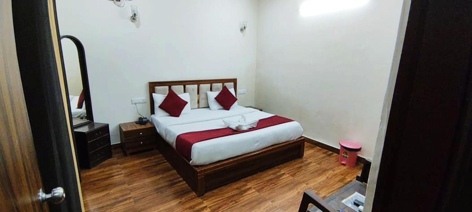 Luxury In Safdarjung Enclave Near Aiims & Safdarjung Hospital Hotel 3*