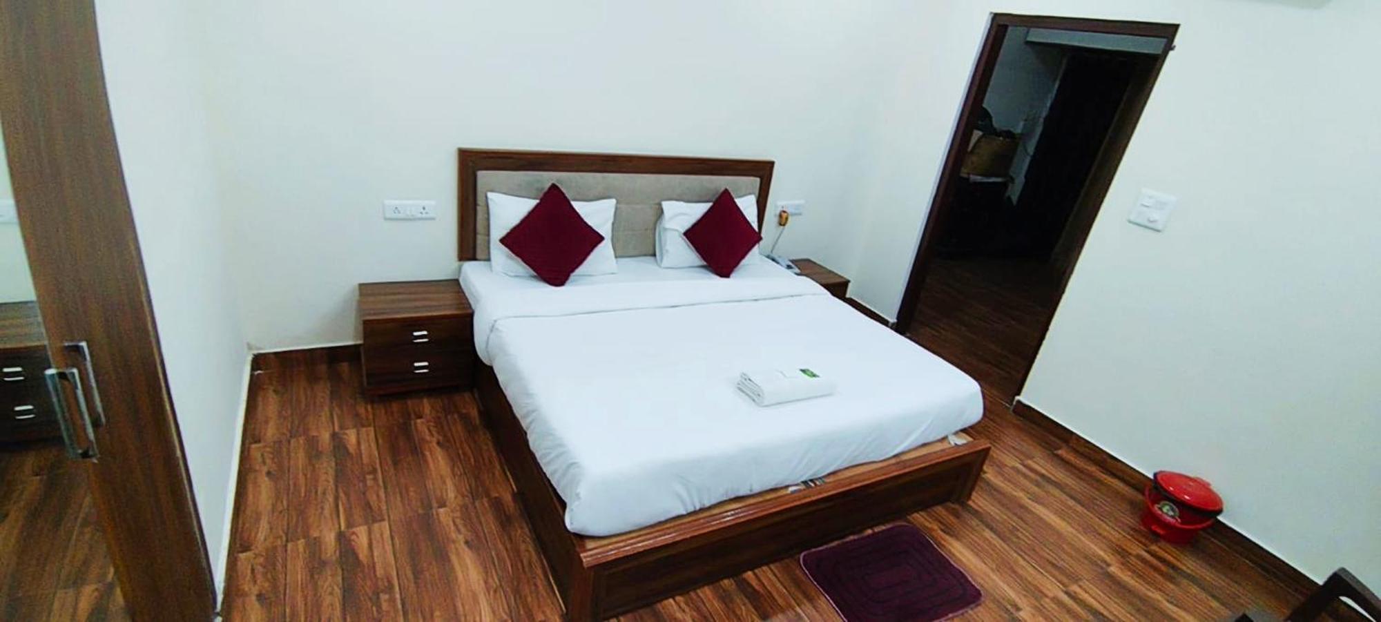 Luxury In Safdarjung Enclave Near Aiims & Safdarjung Hospital