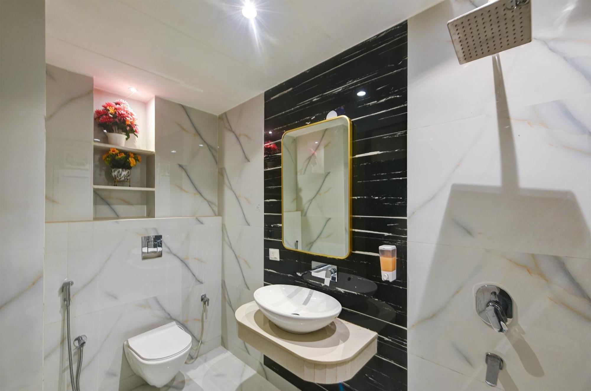 Hotel Baba Deluxe Near Railway Station And Center -by Rcg 3*