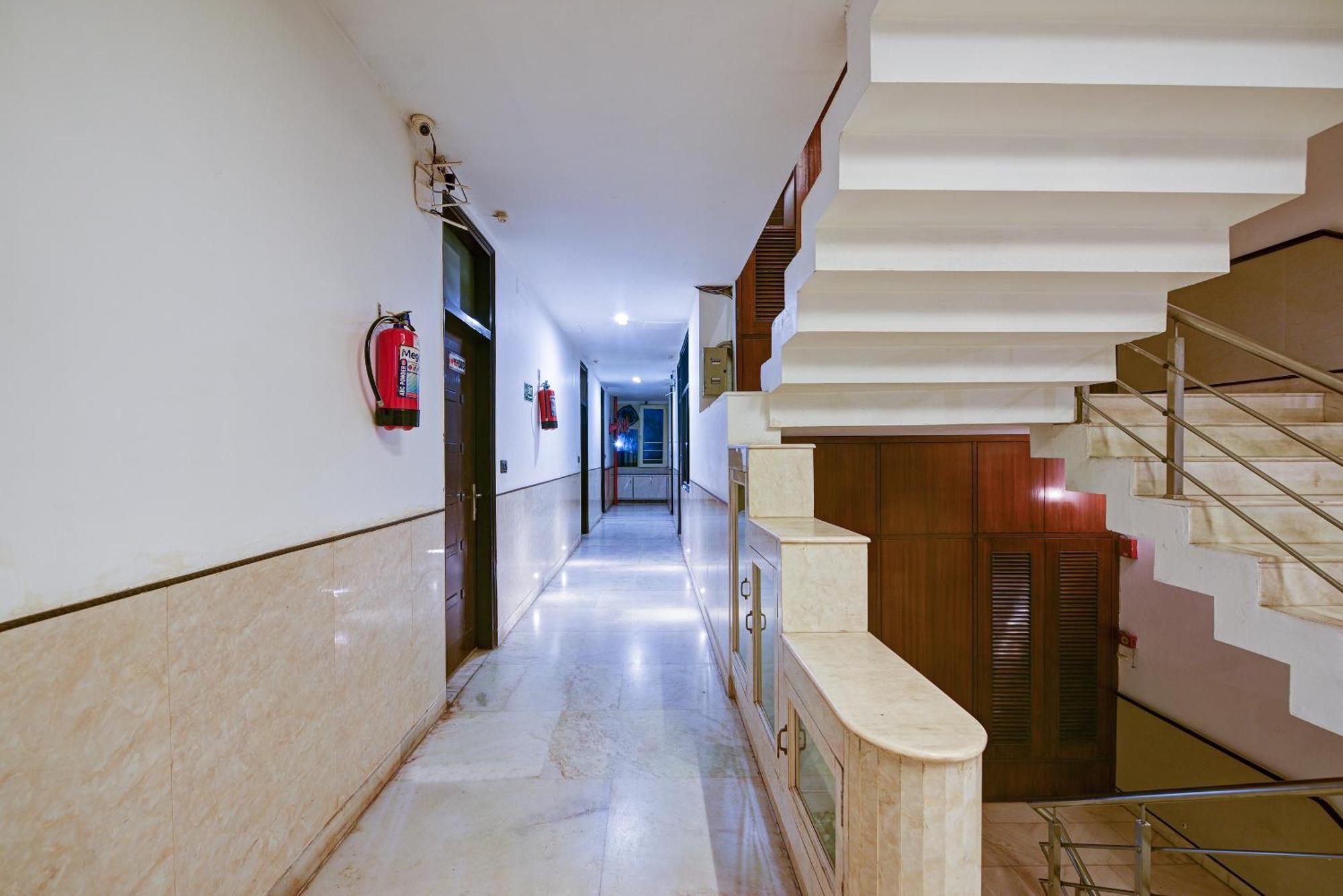 Hotel Baba Deluxe Near Railway Station And Center -by Rcg 3*