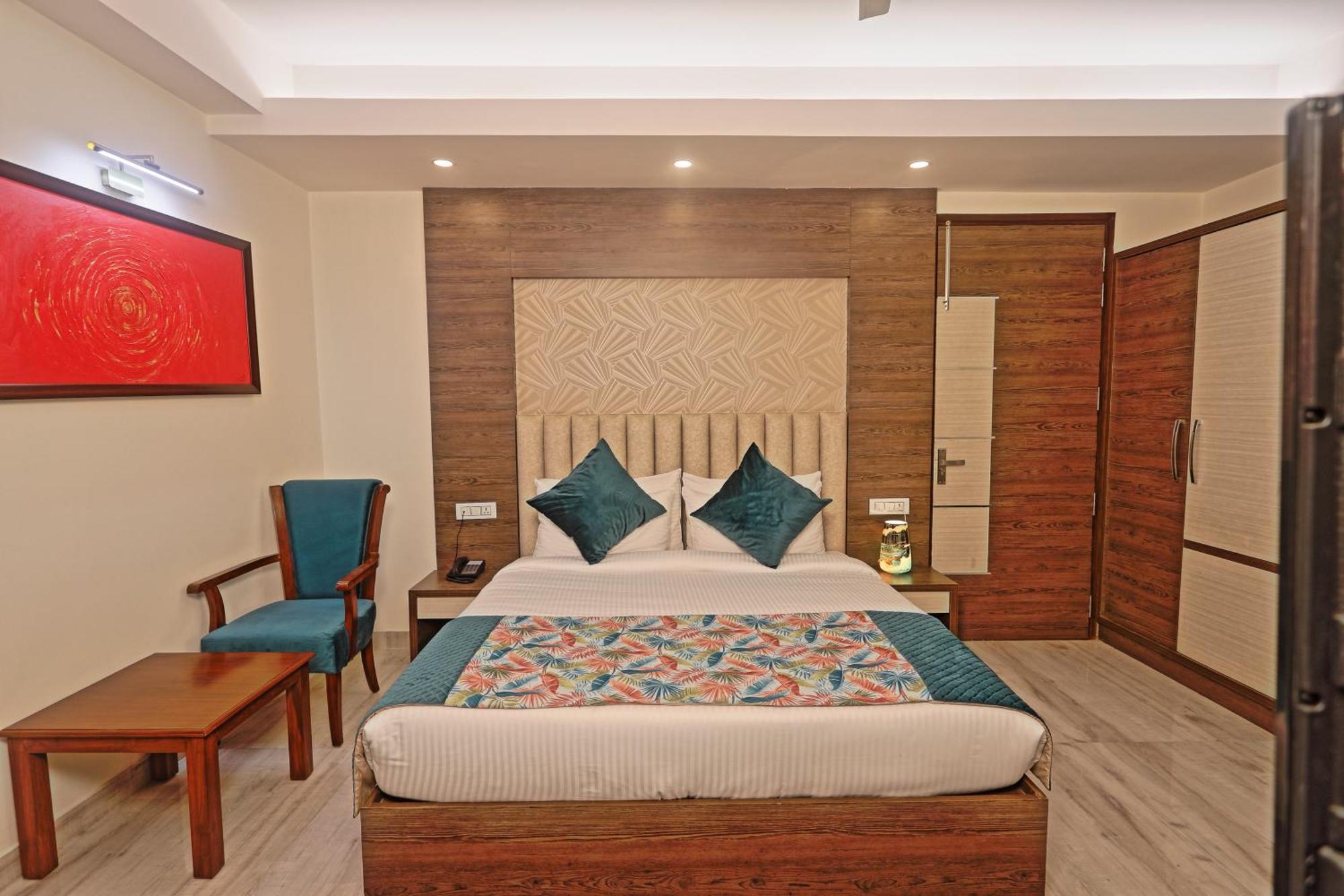 Cardinal Oxmo Delhi Airport Hotel
