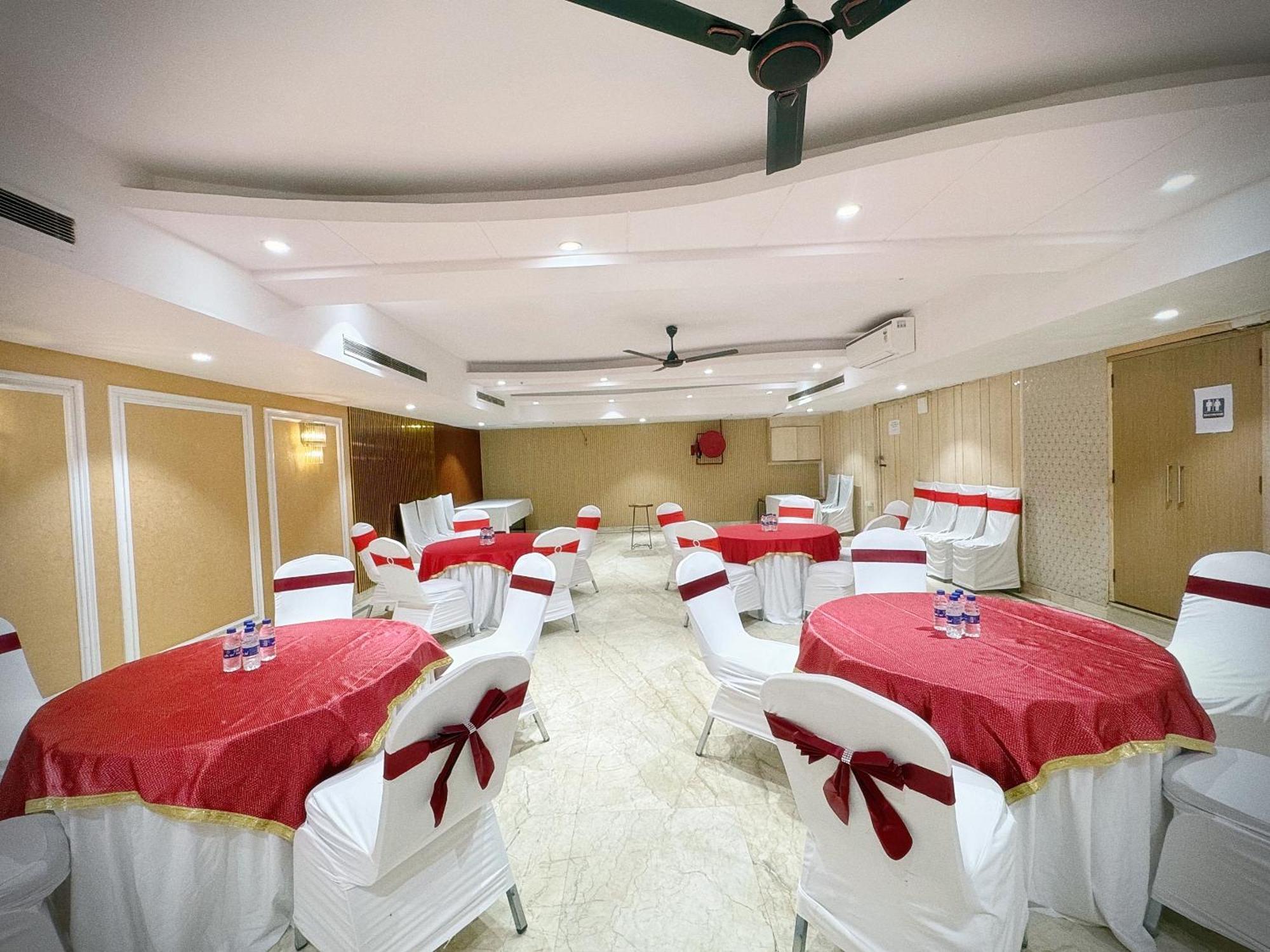Hotel The Orion Express - East Of Kailash 3*