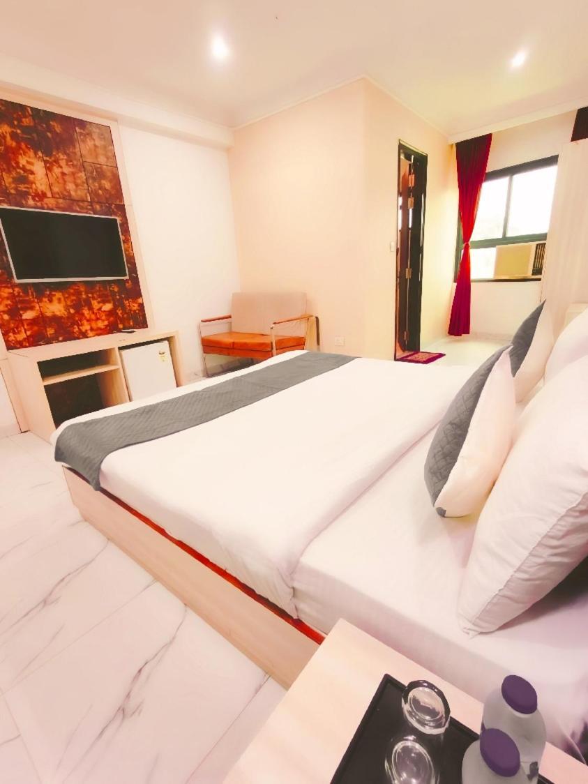 Hotel Almora Sky Near By Delhi International Airport With - Free Airport Pickup And Drop Hotel