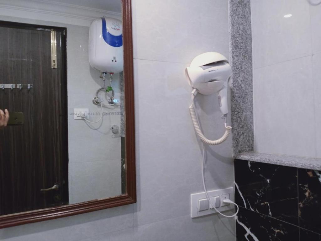 Hotel Almora Sky Near By Delhi International Airport With - Free Airport Pickup And Drop 3*